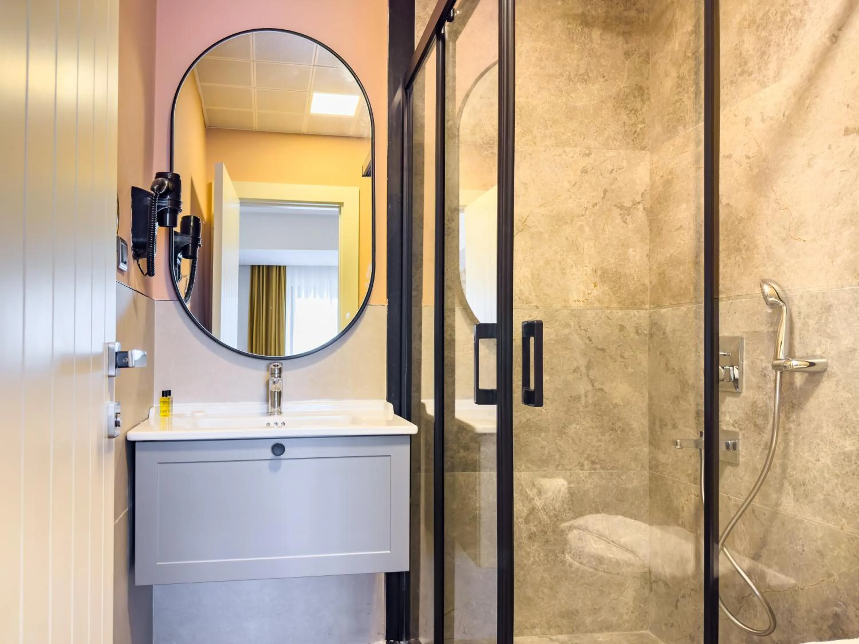 Shower in Dedeoğlu Port Hotel