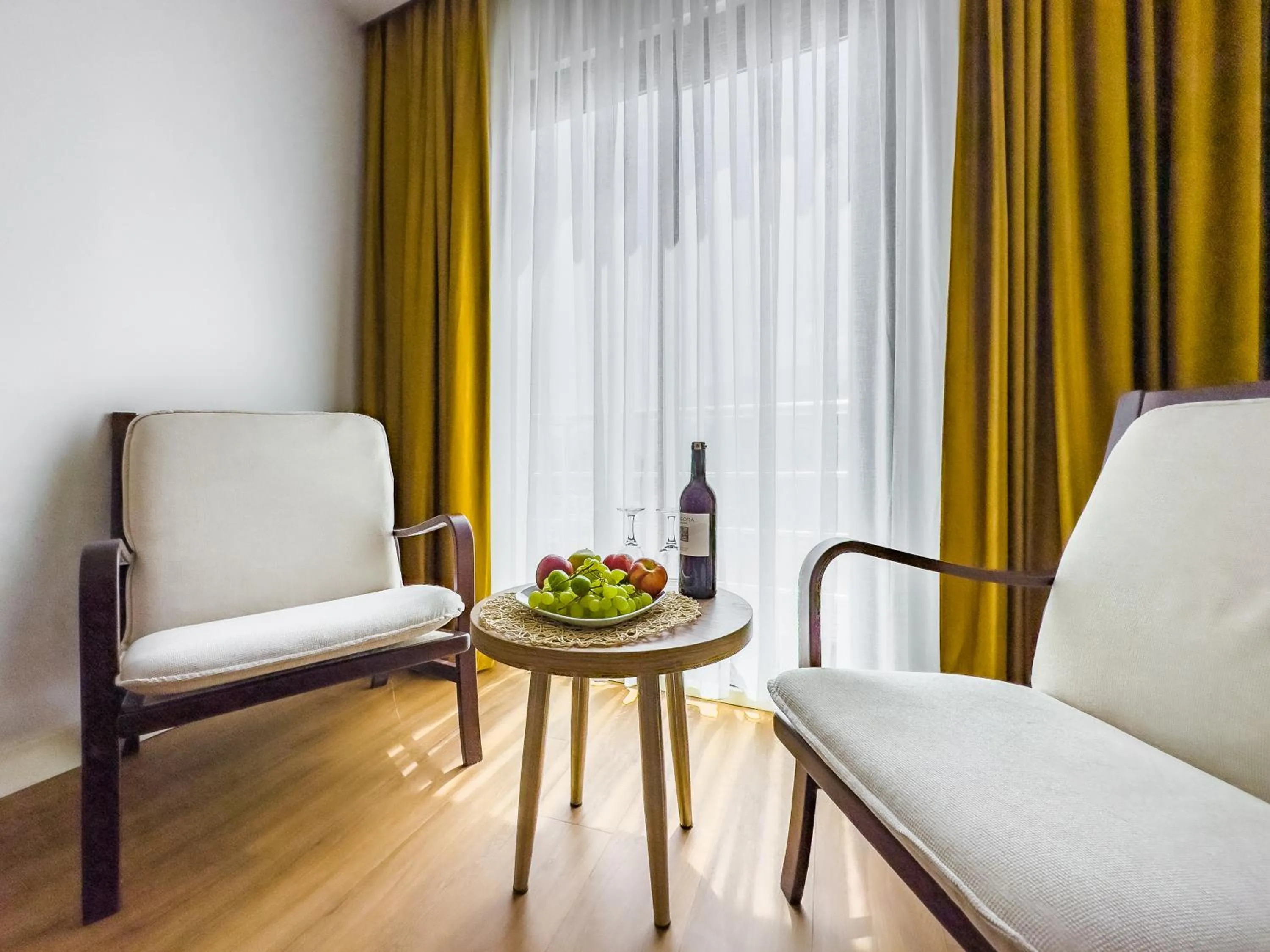 Seating area in Dedeoğlu Port Hotel