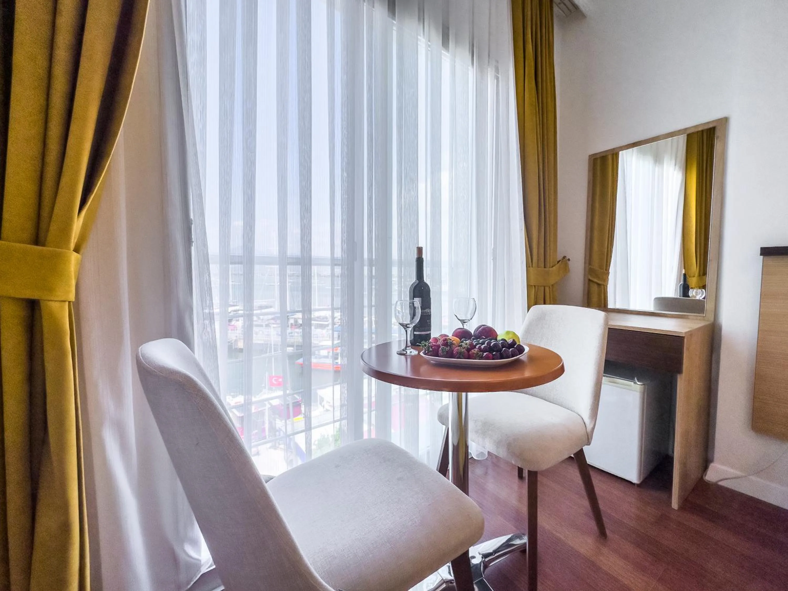 Seating area in Dedeoğlu Port Hotel