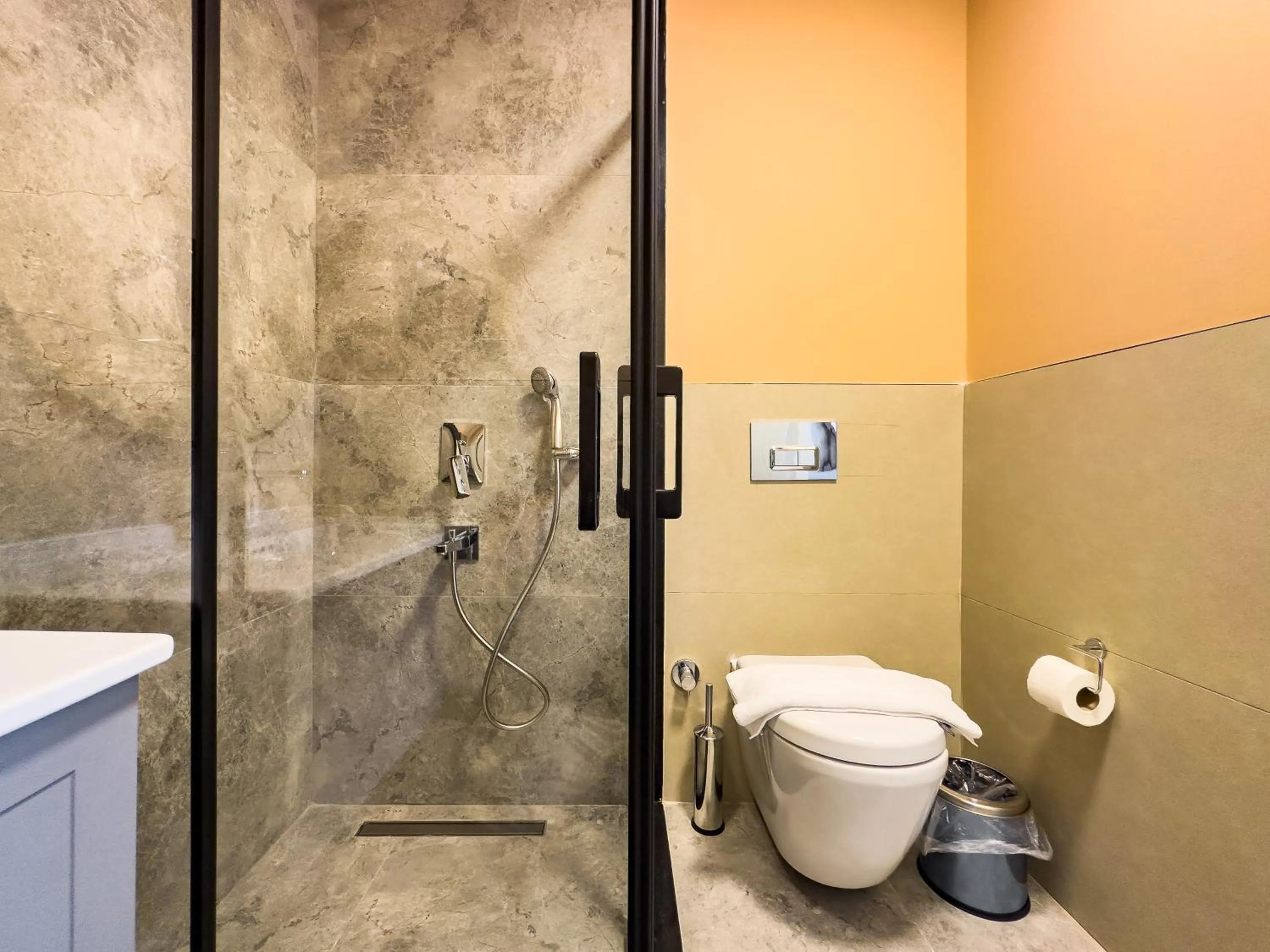 Shower in Dedeoğlu Port Hotel