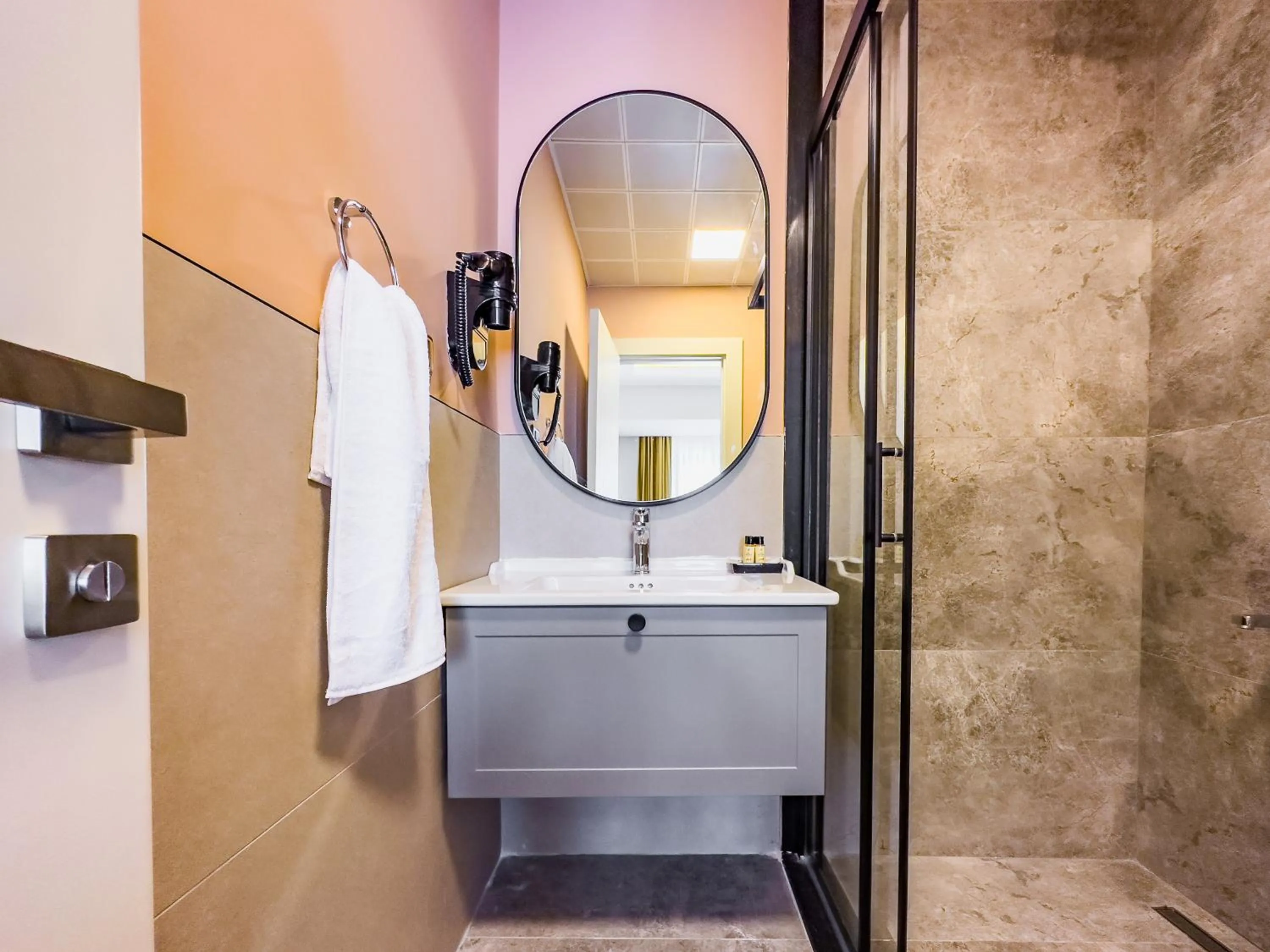 Shower in Dedeoğlu Port Hotel