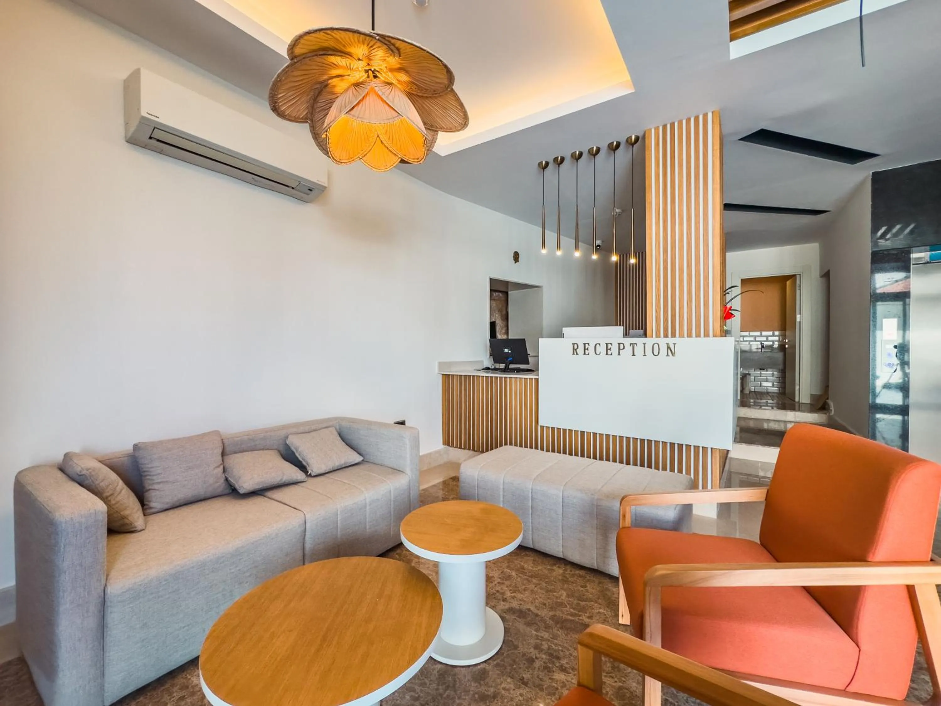 Seating area in Dedeoğlu Port Hotel