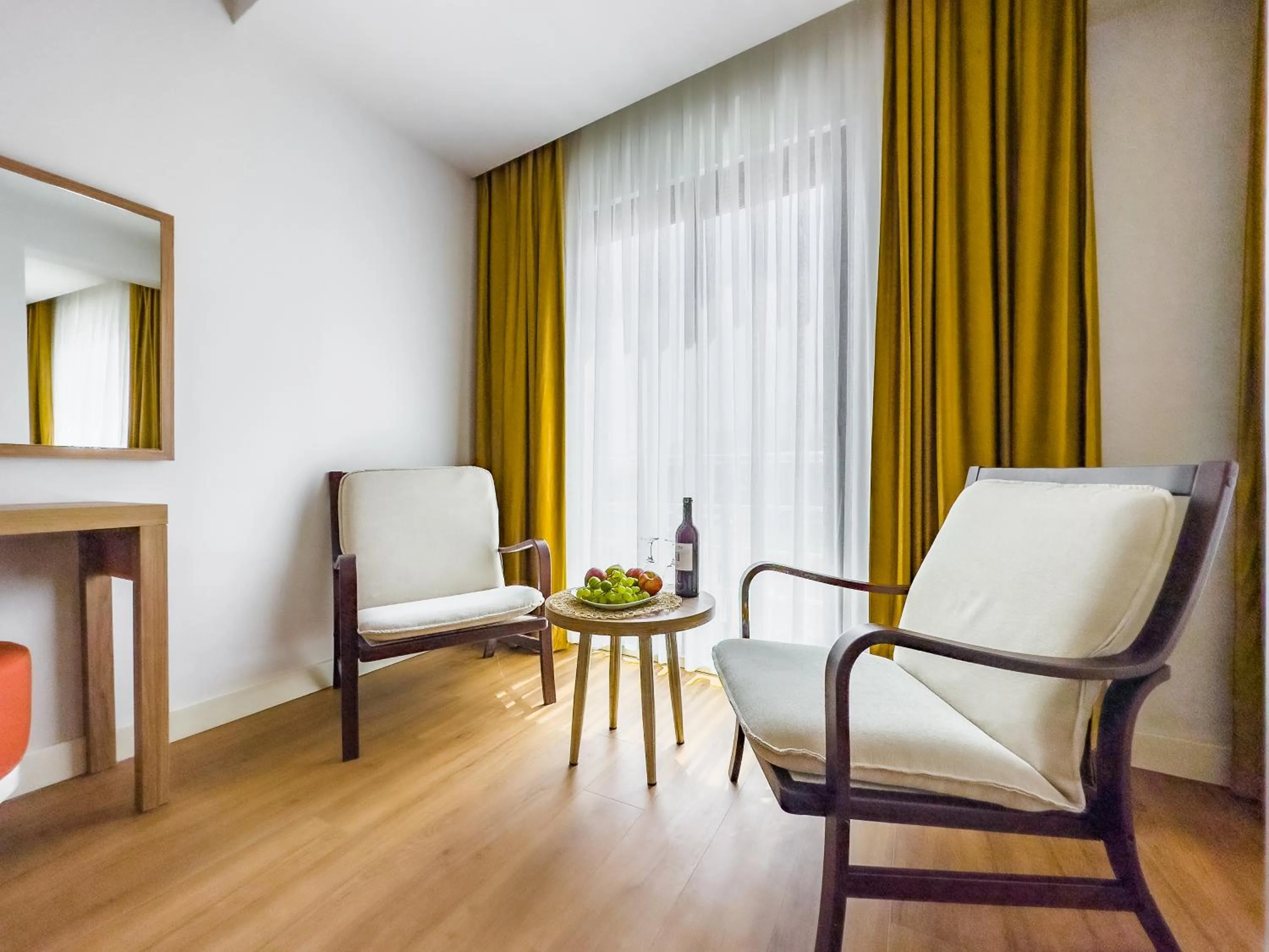 Seating area in Dedeoğlu Port Hotel