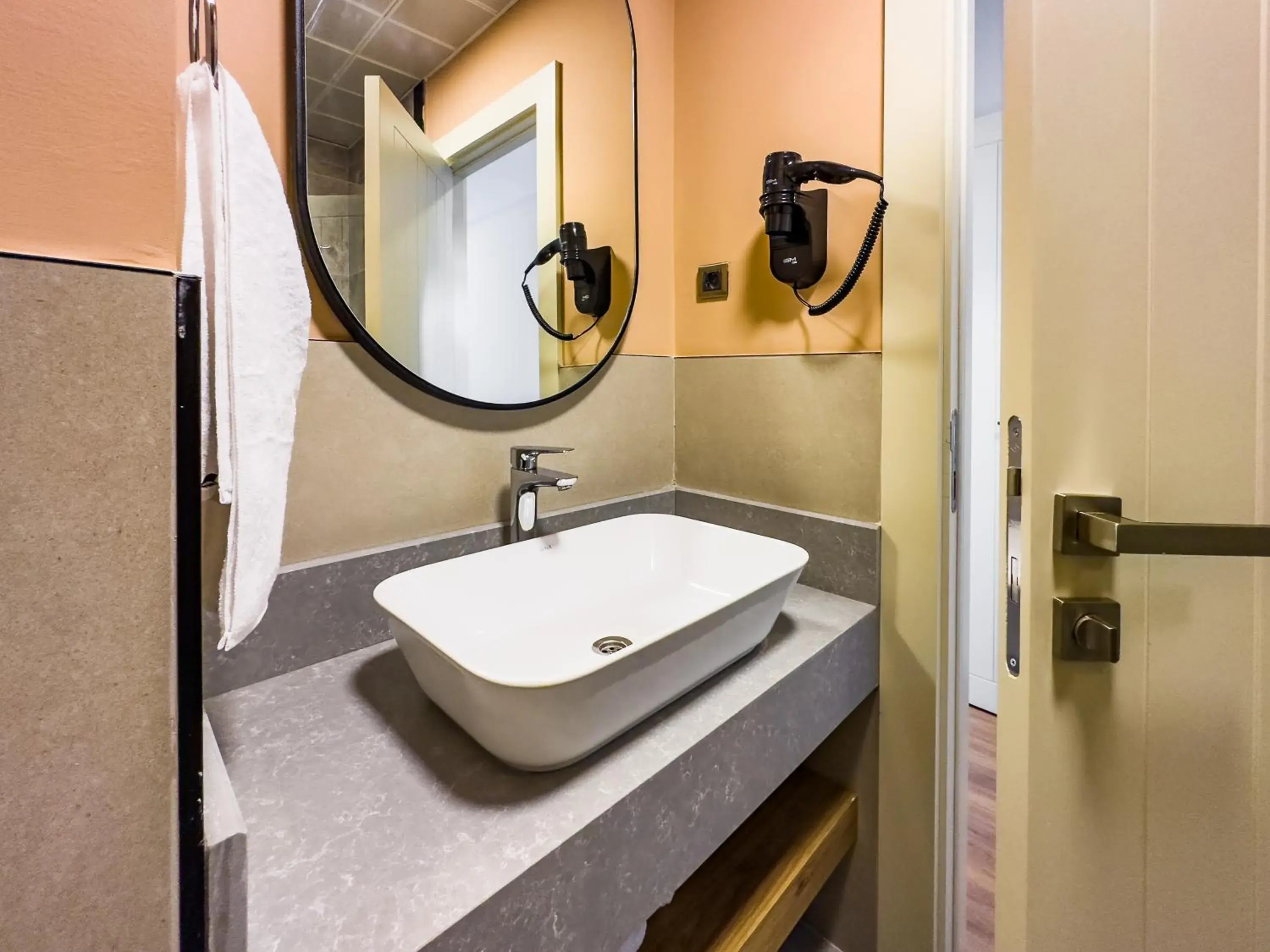 Deluxe King Room in Dedeoğlu Port Hotel Deluxe King Room in Dedeoğlu Port Hotel