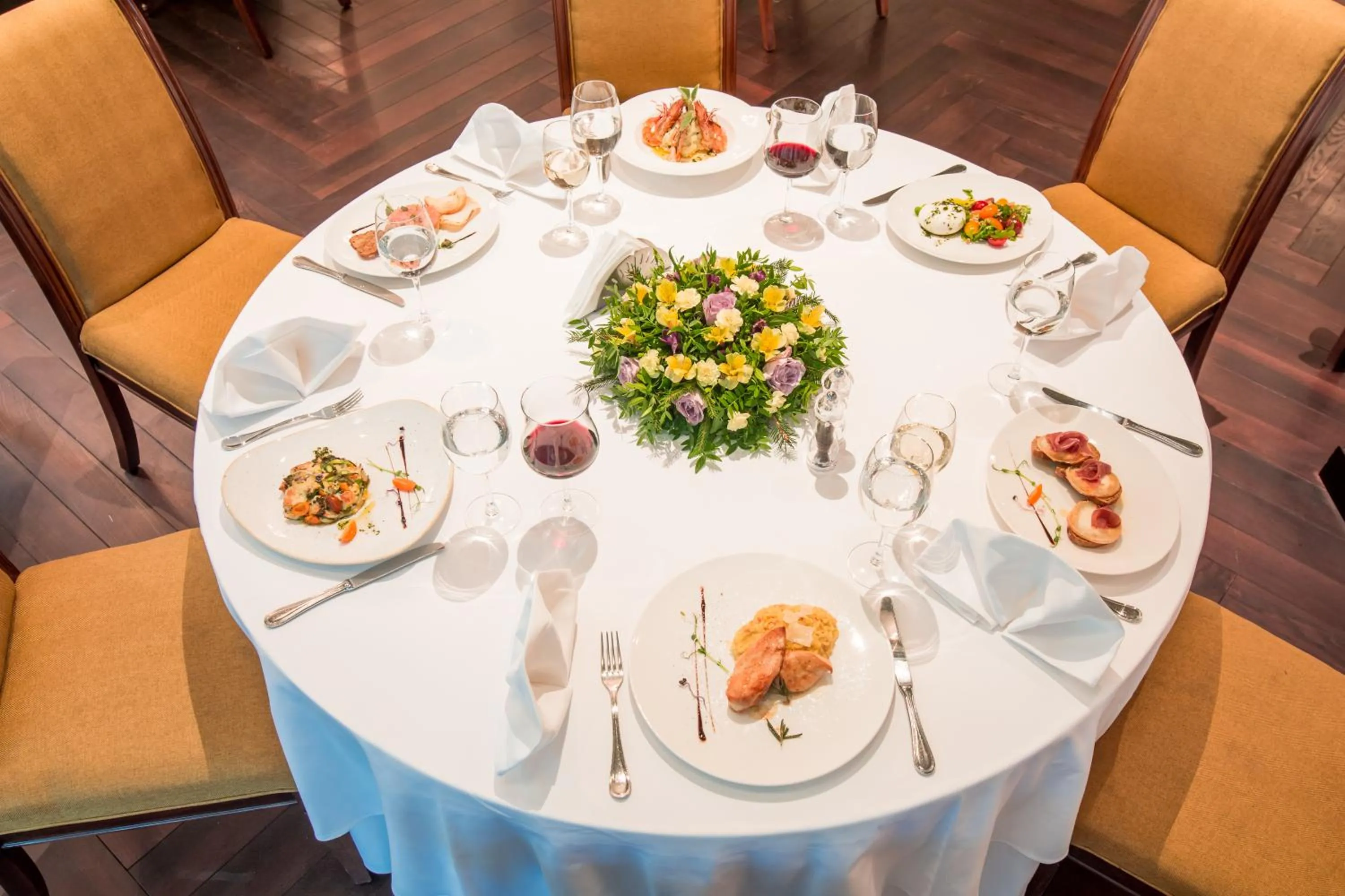 Restaurant/places to eat in Crystal Palace Boutique Hotel