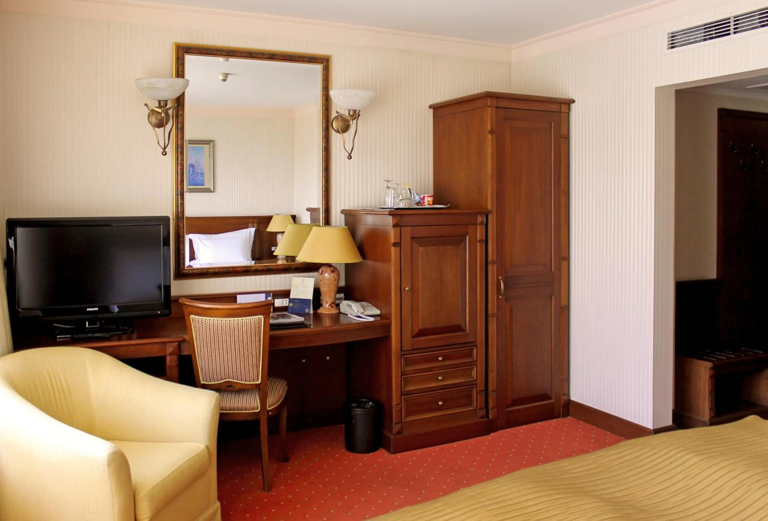 Bedroom, Bed in Crystal Palace Boutique Hotel