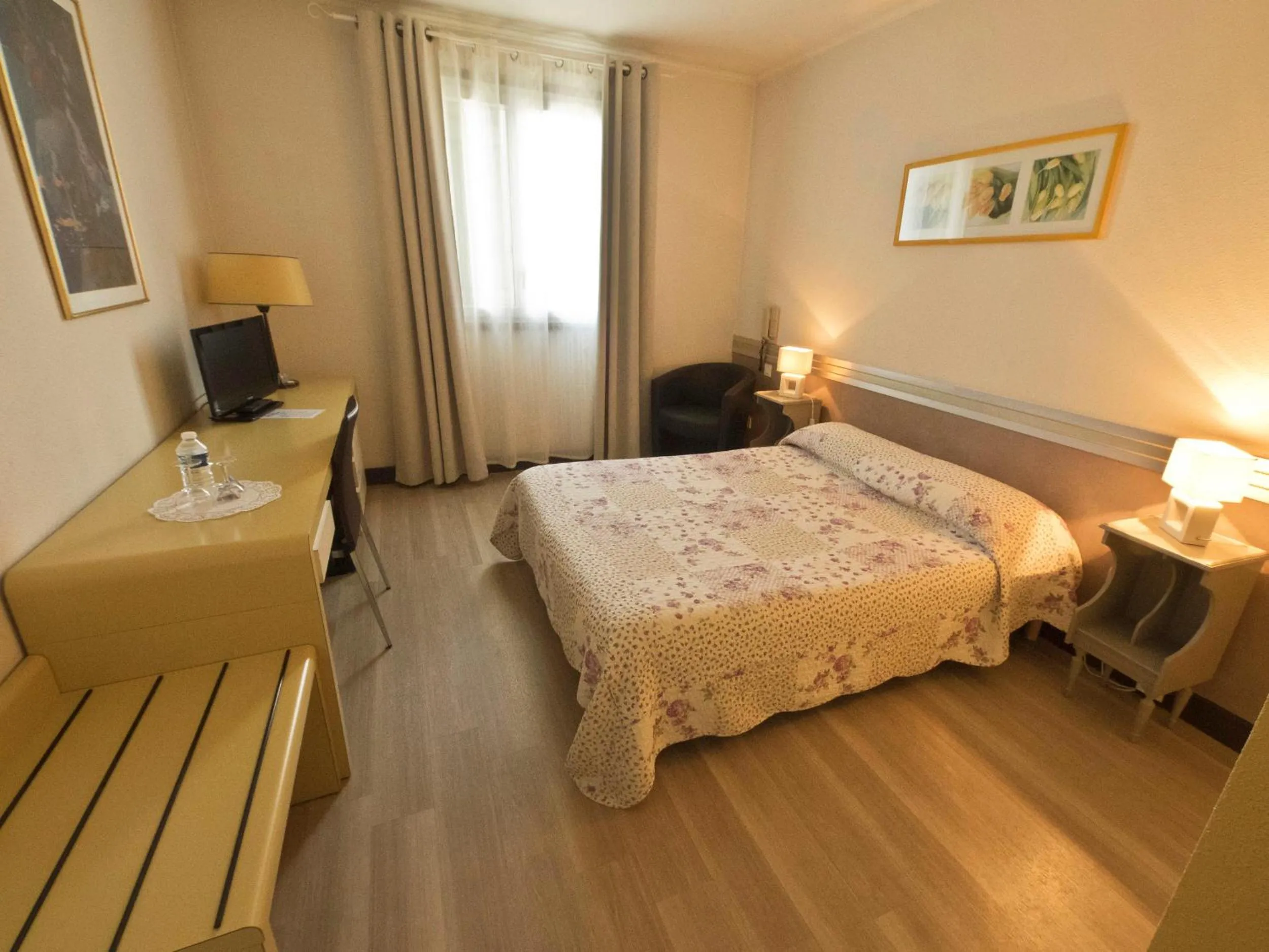 Photo of the whole room, Bed in Hotel Les Oliviers