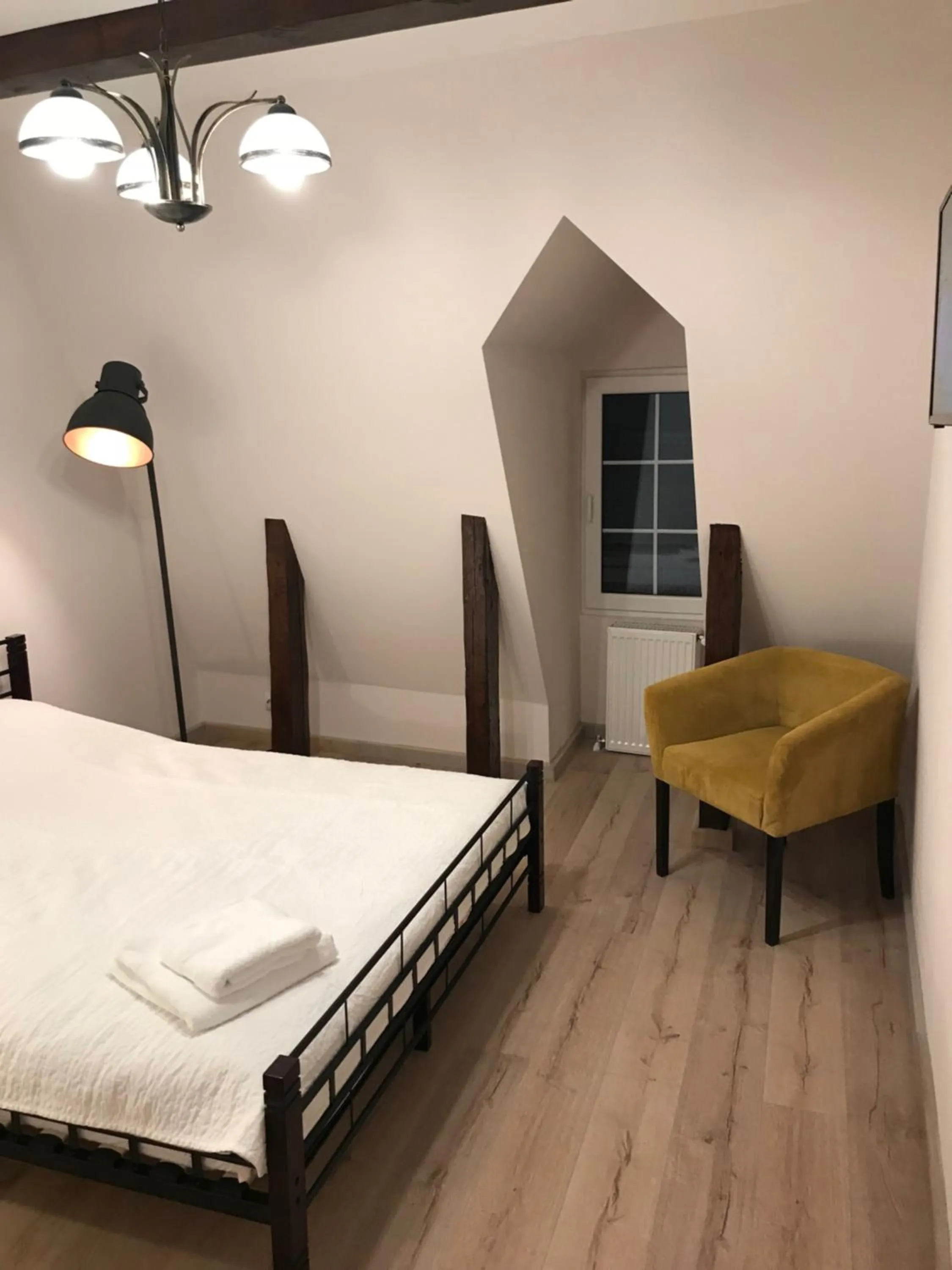 Photo of the whole room, Bed in House 54