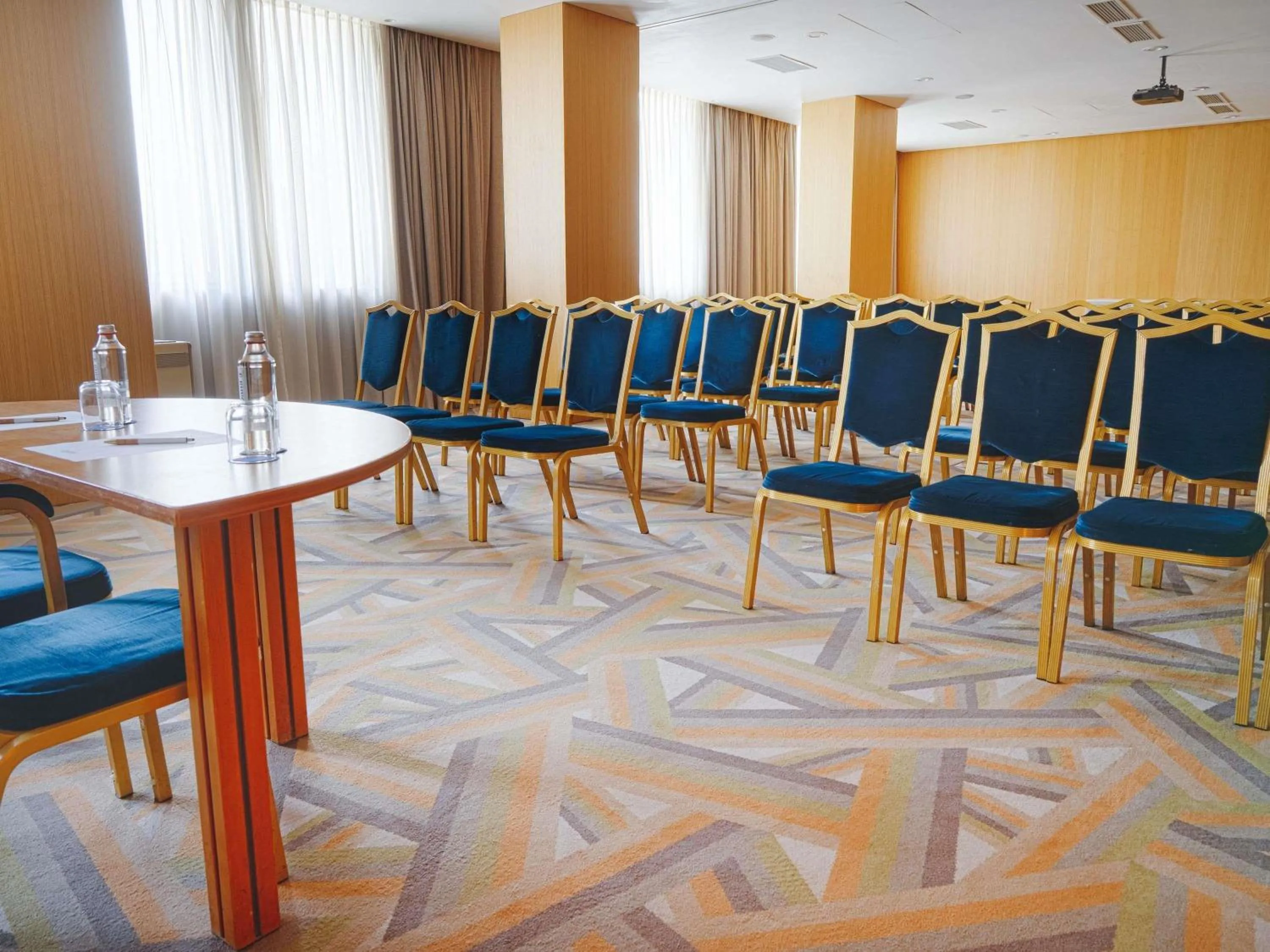 Meeting/conference room in Maison Sofia - MGallery