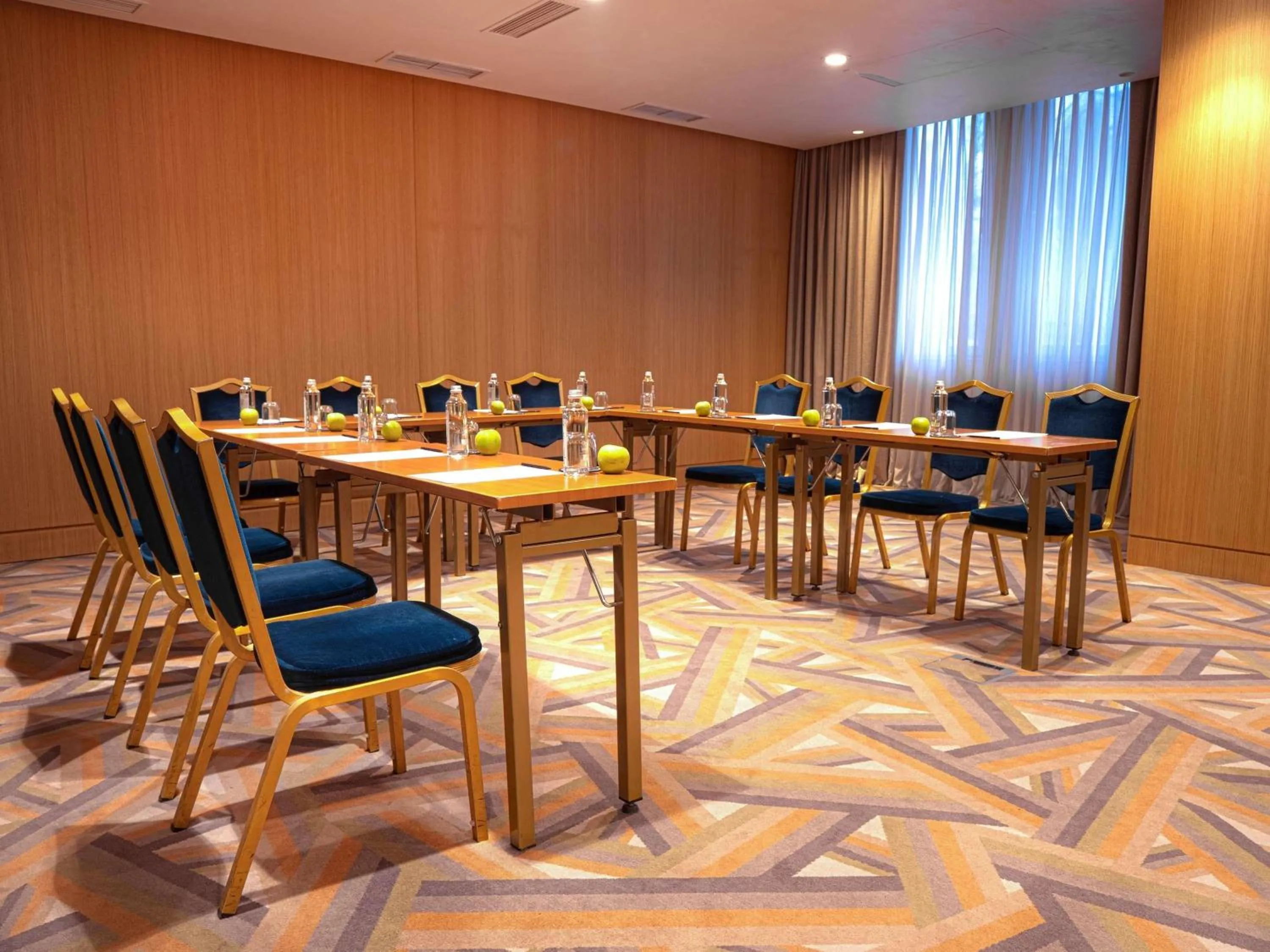 Meeting/conference room in Maison Sofia - MGallery