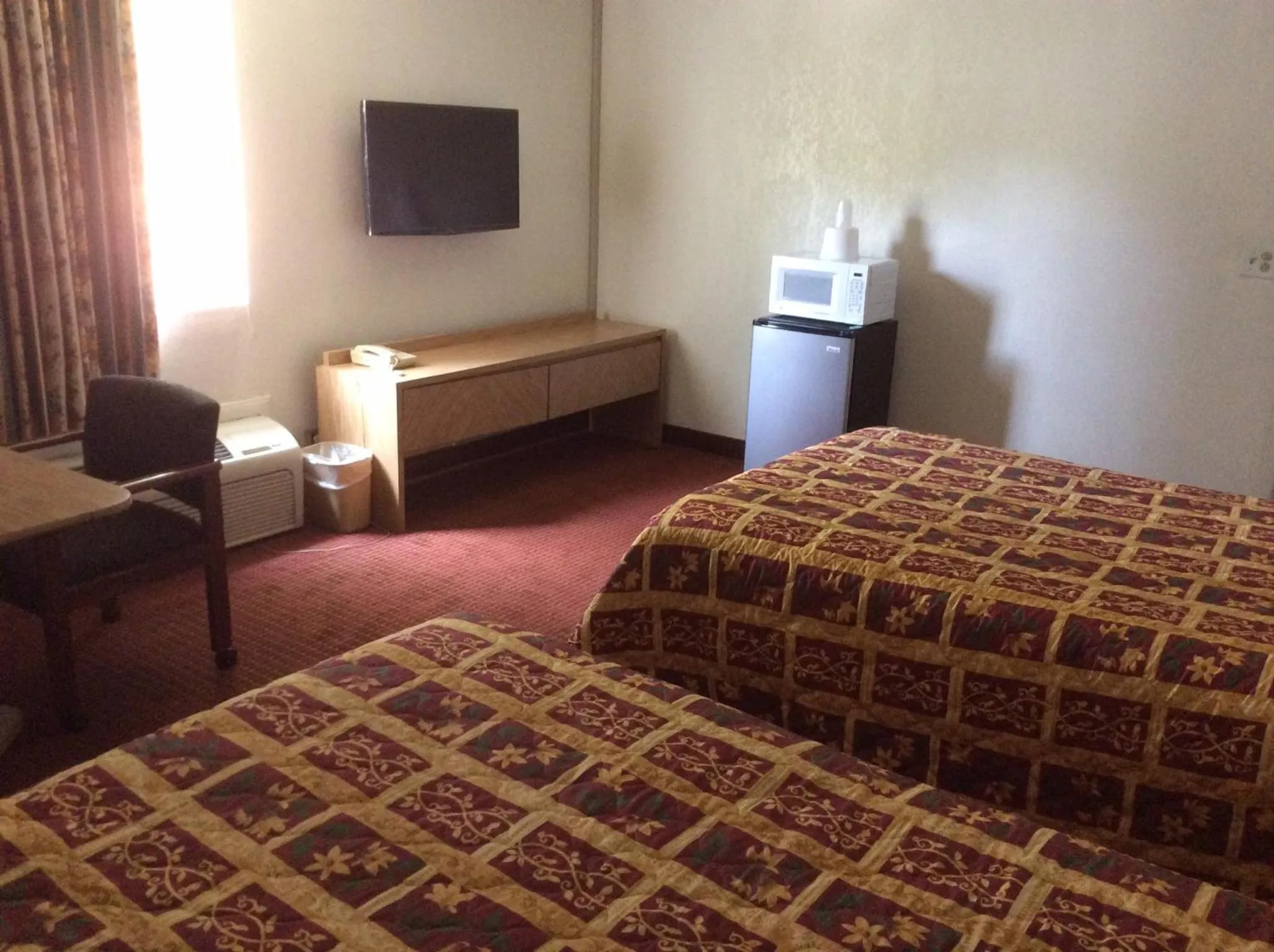 Photo of the whole room, Bed in American Inn