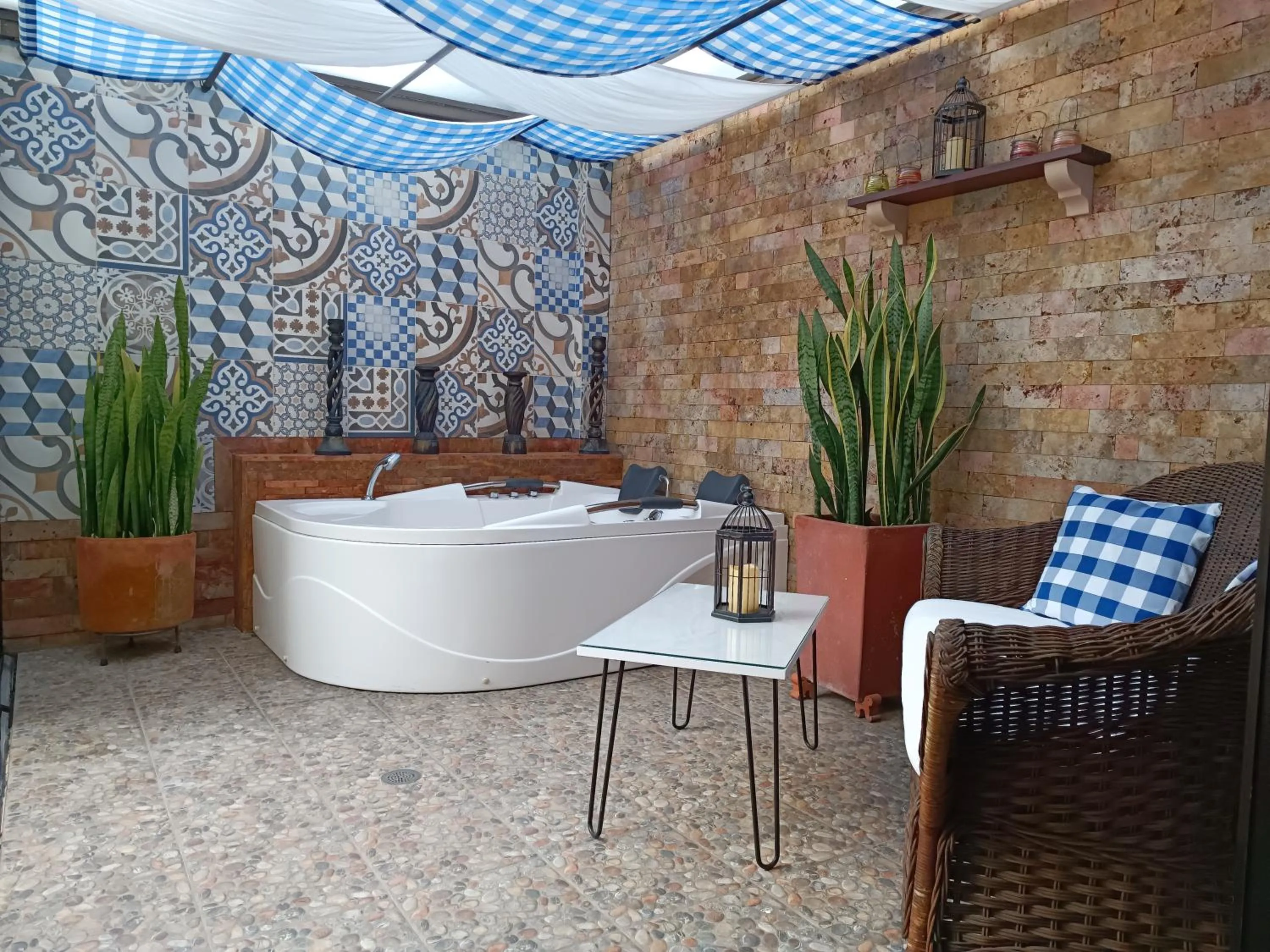 Hot Tub in Hotel Boutique Confort Suites