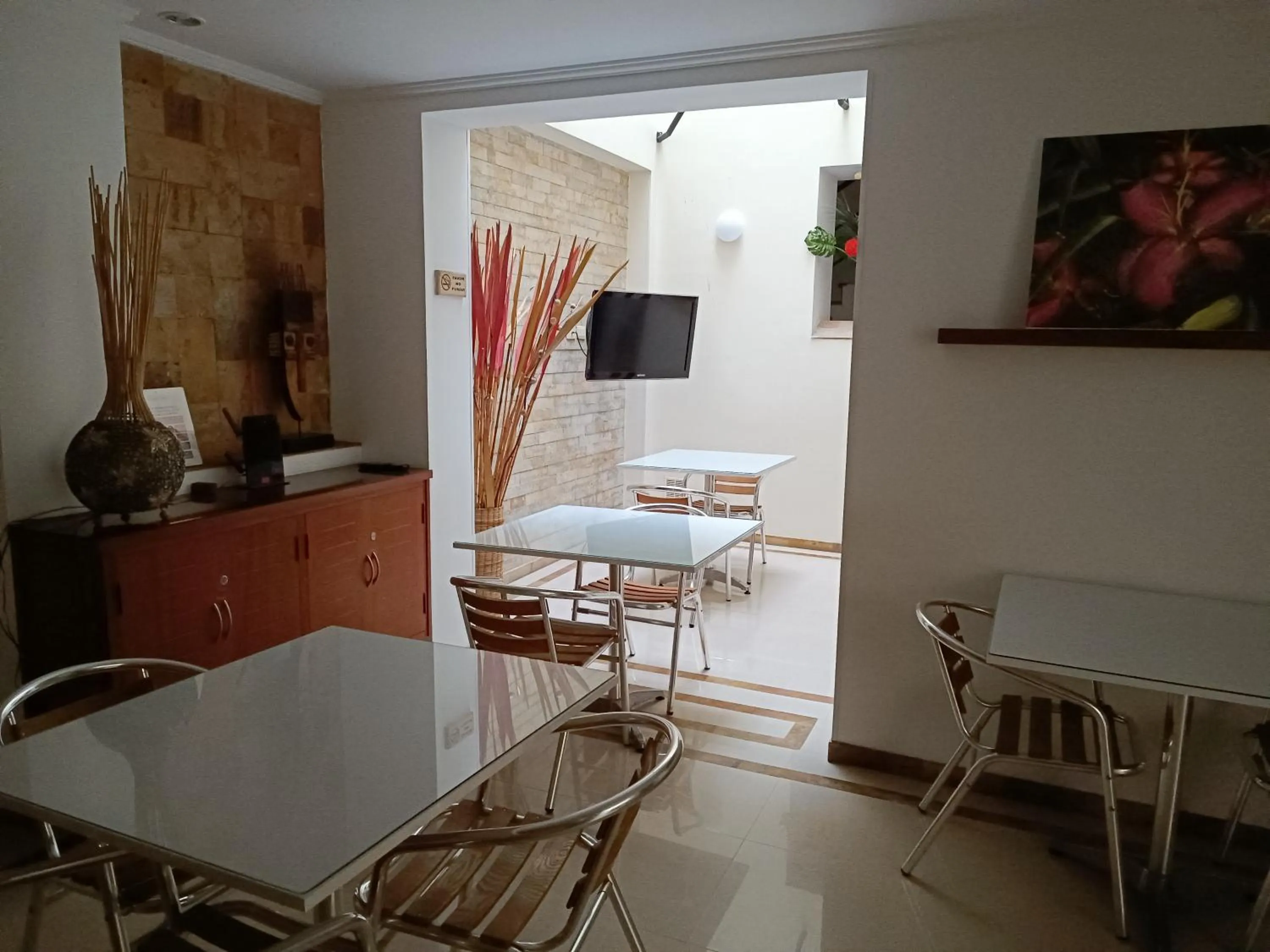 Communal lounge/ TV room in Hotel Boutique Confort Suites