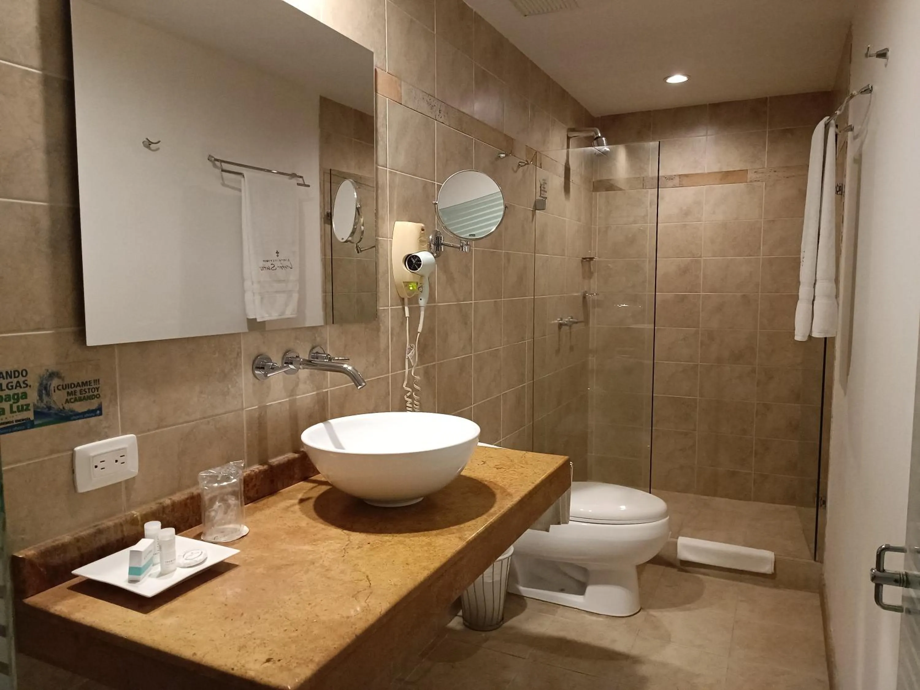 Shower in Hotel Boutique Confort Suites