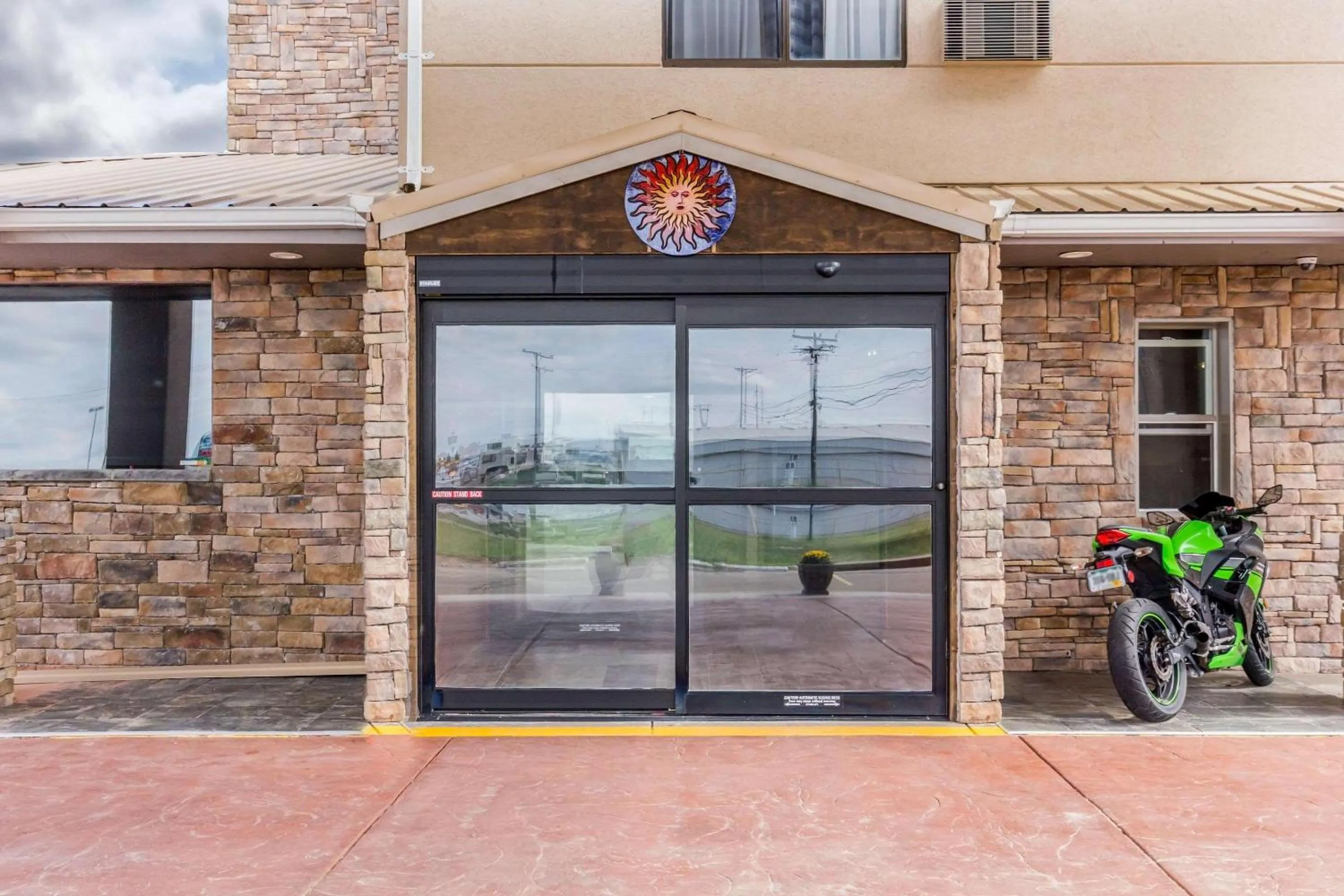 Property building in Quality Inn Lamar