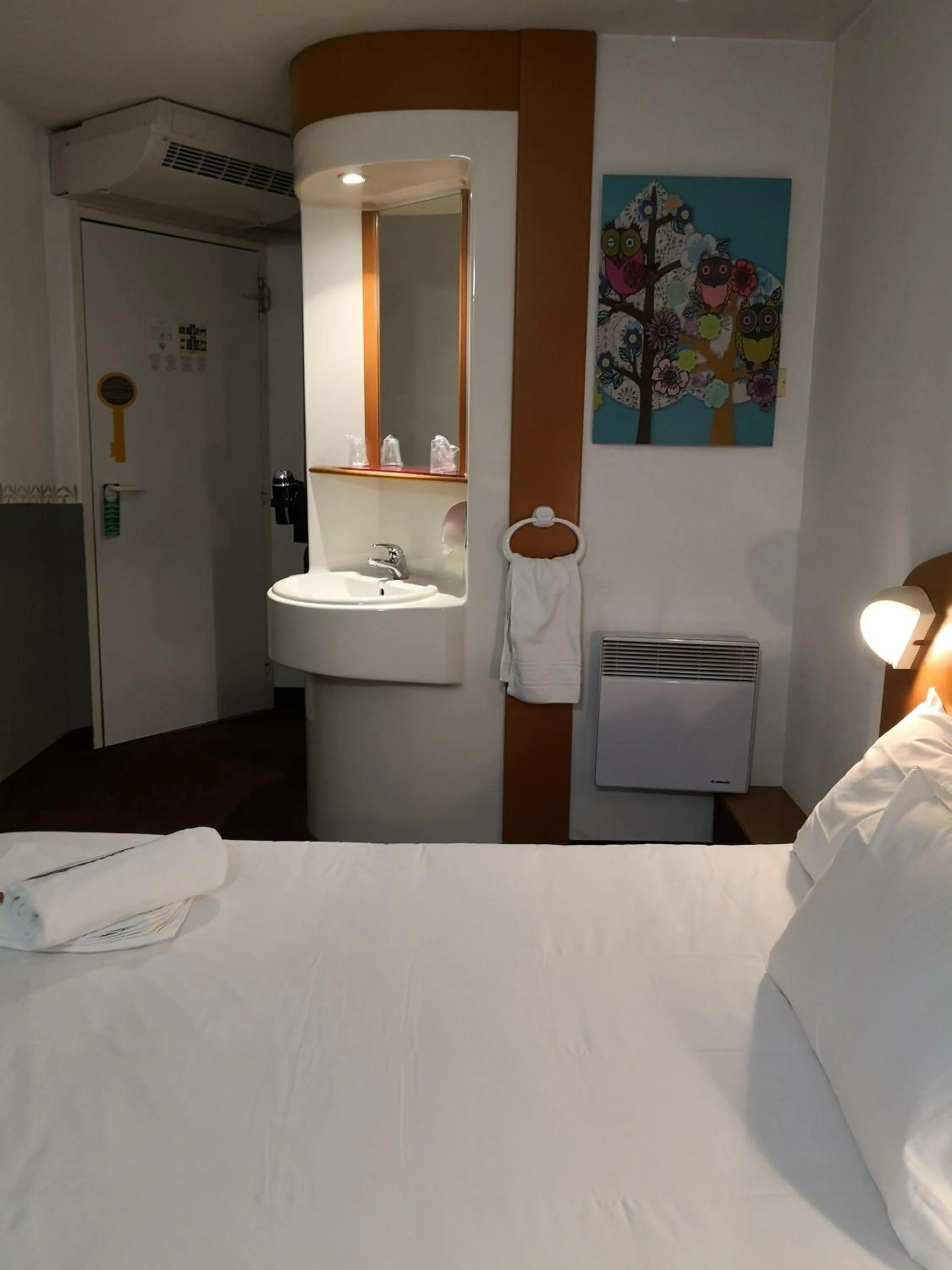 Photo of the whole room, Bed in Quick Palace St Jean De Vedas - A709