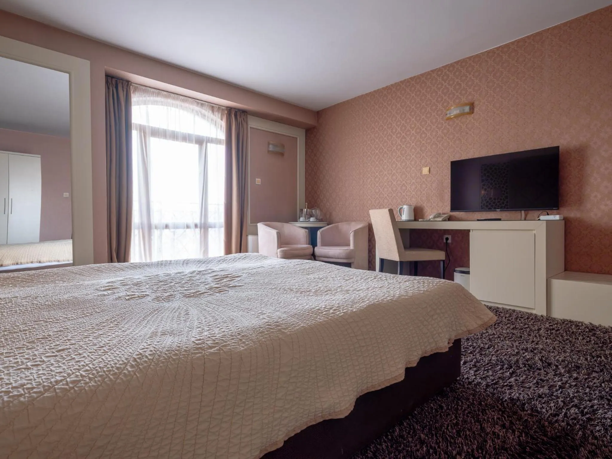 Property building, Bed in Hotel Concorde