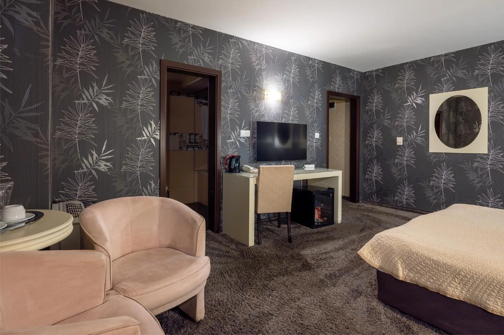 Property building, Bed in Hotel Concorde