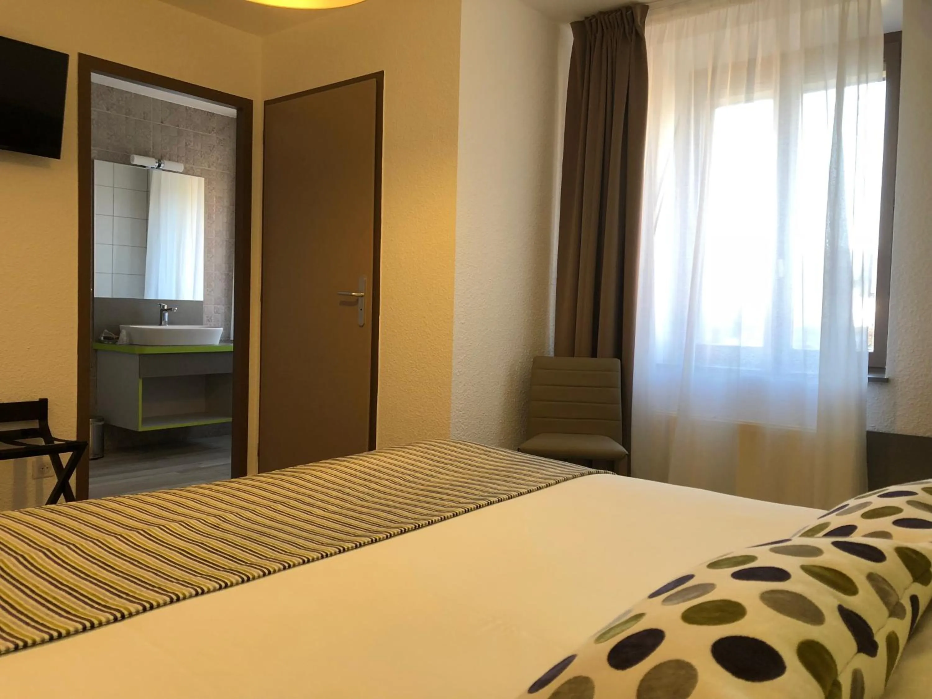 Photo of the whole room, Bed in Les Tilleuls Montbeliard Sud Audincourt