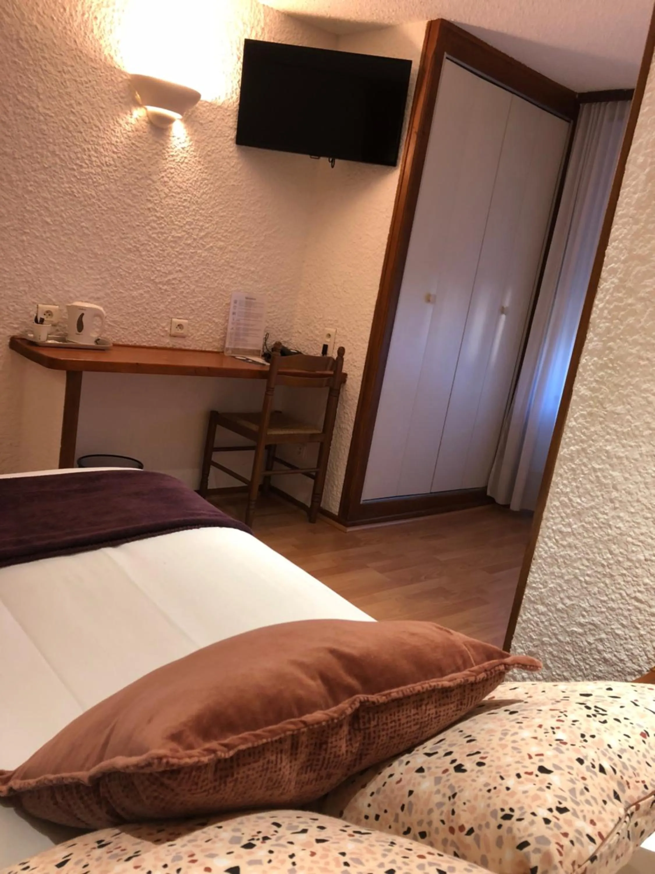 Photo of the whole room, Bed in Les Tilleuls Montbeliard Sud Audincourt