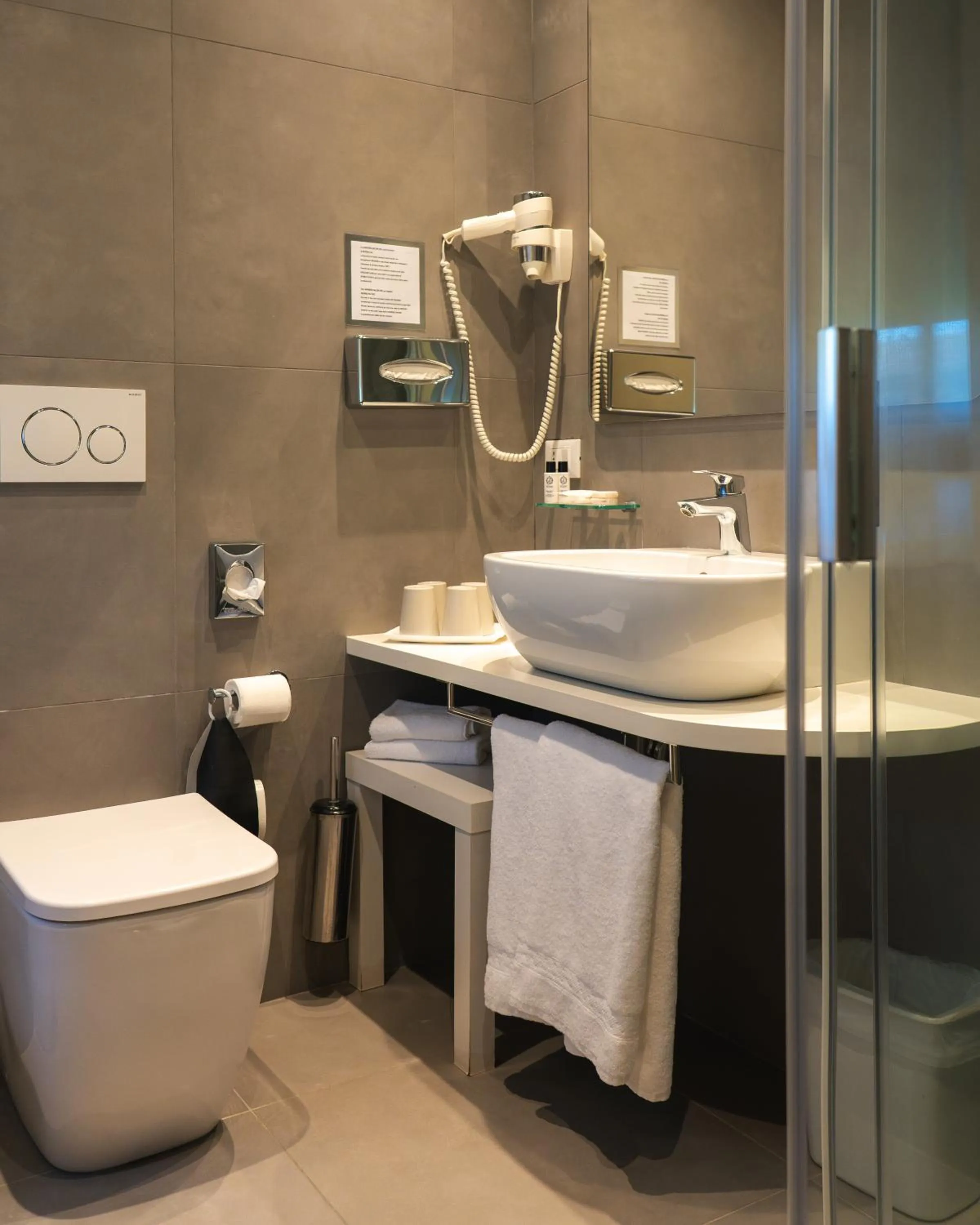 Shower in Hotel Globo