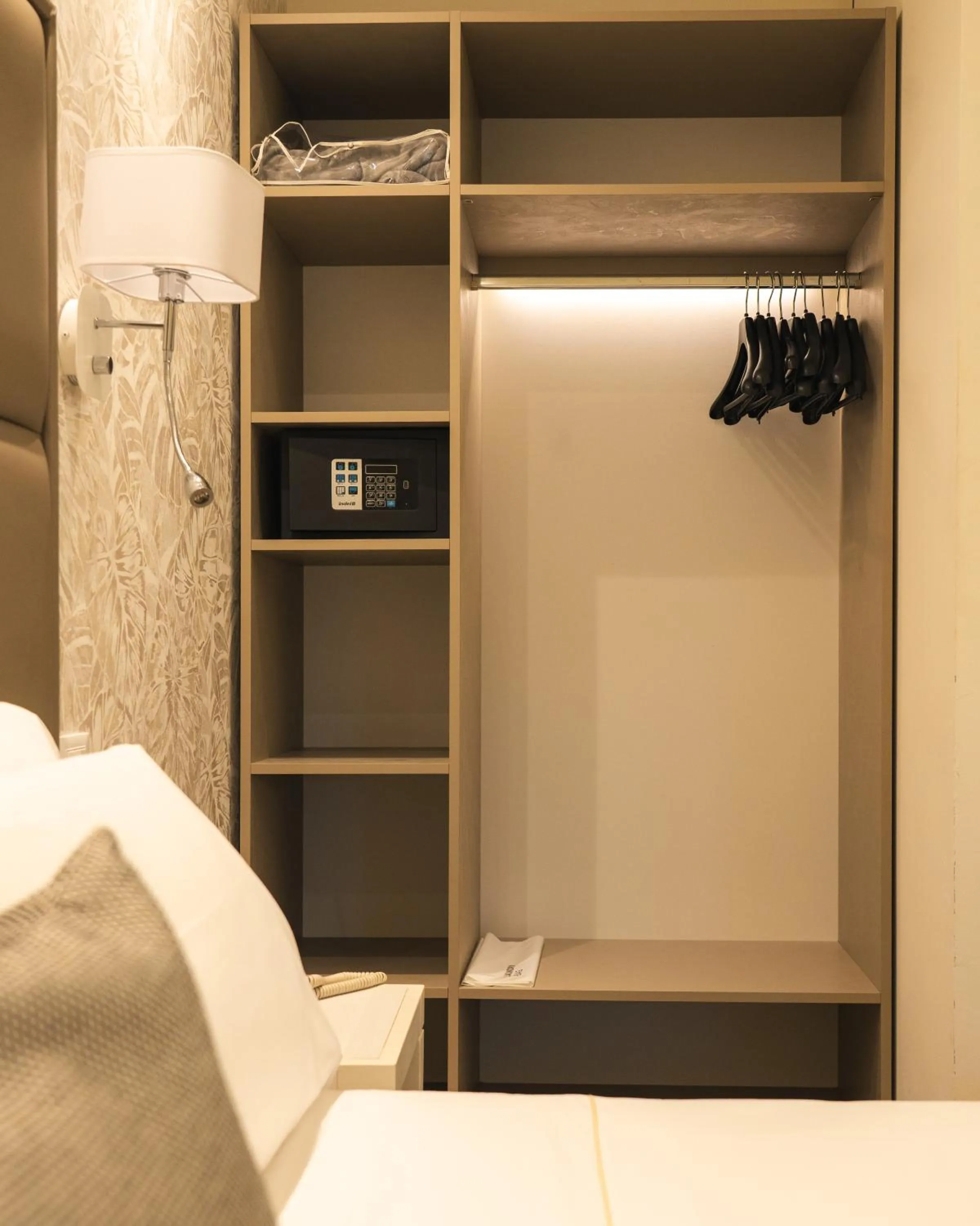 safe, Bed in Hotel Globo