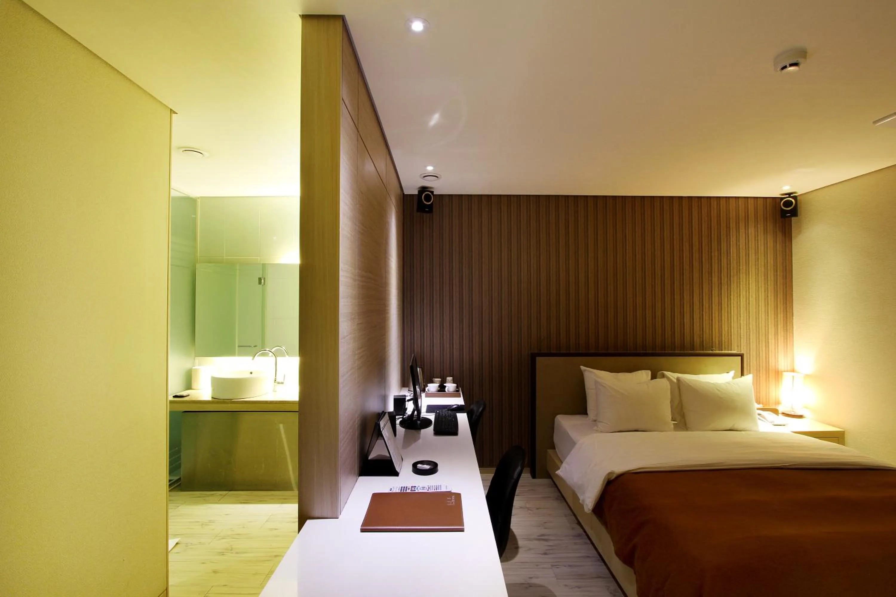 Bed in Uijeongbu Latree Hotel