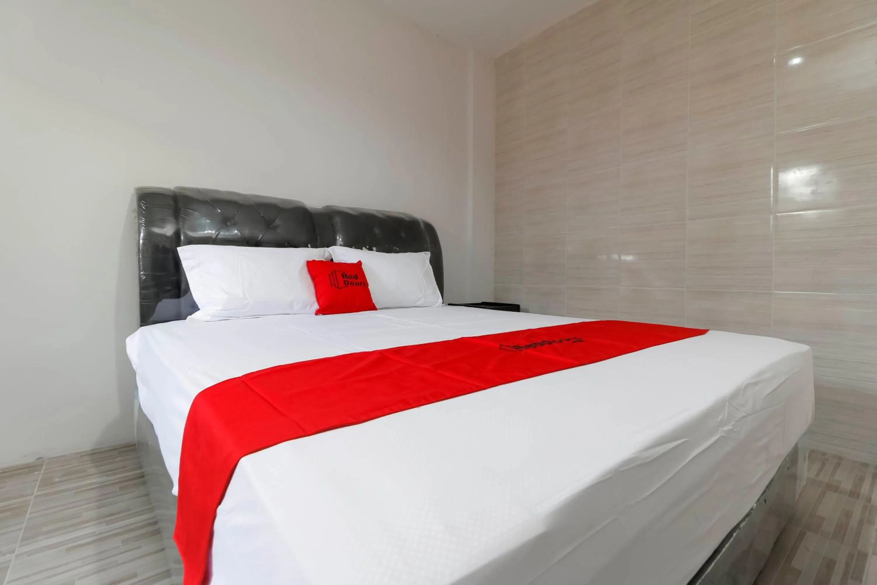 Bedroom, Bed in RedDoorz Plus near RS Royal Prima Medan
