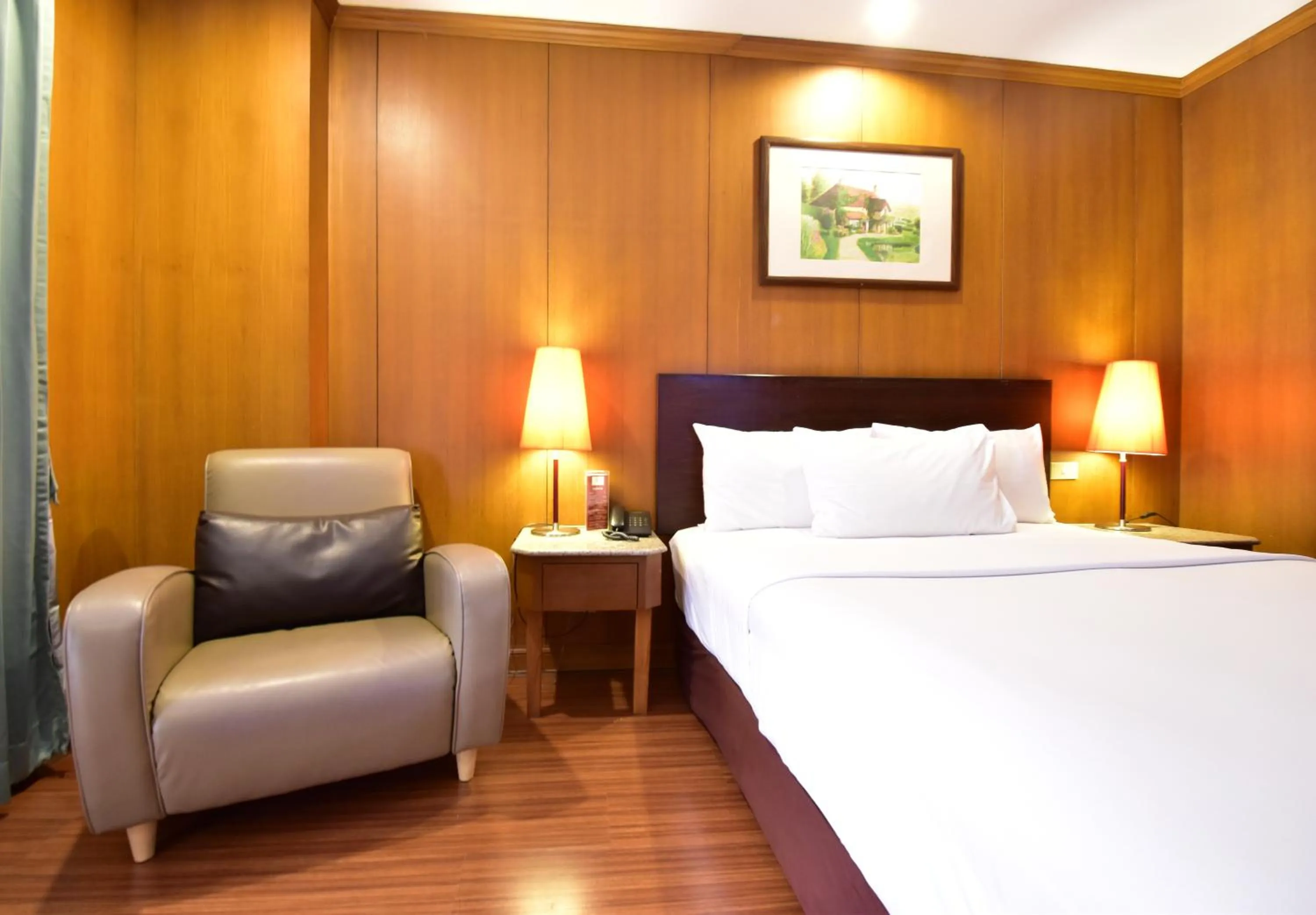 Photo of the whole room, Bed in Dynasty Inn Pattaya