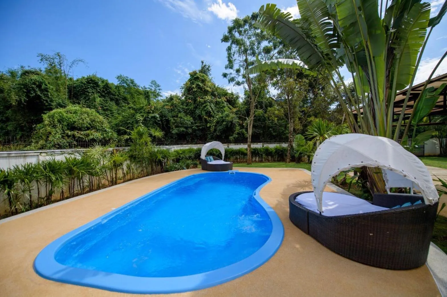 Pool view in Villa Kanwara