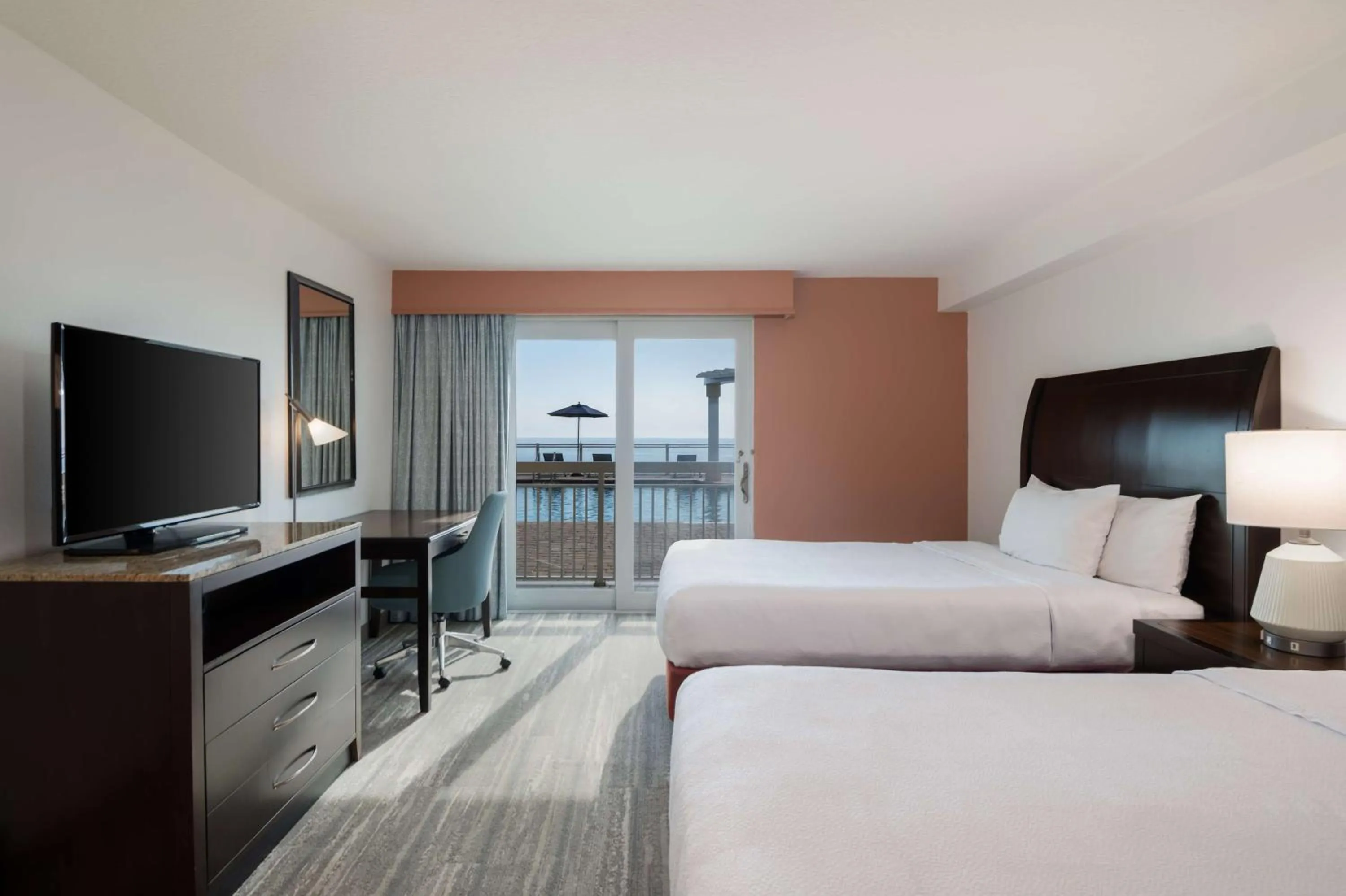 Bedroom, Bed in Hilton Garden Inn Daytona Beach Oceanfront