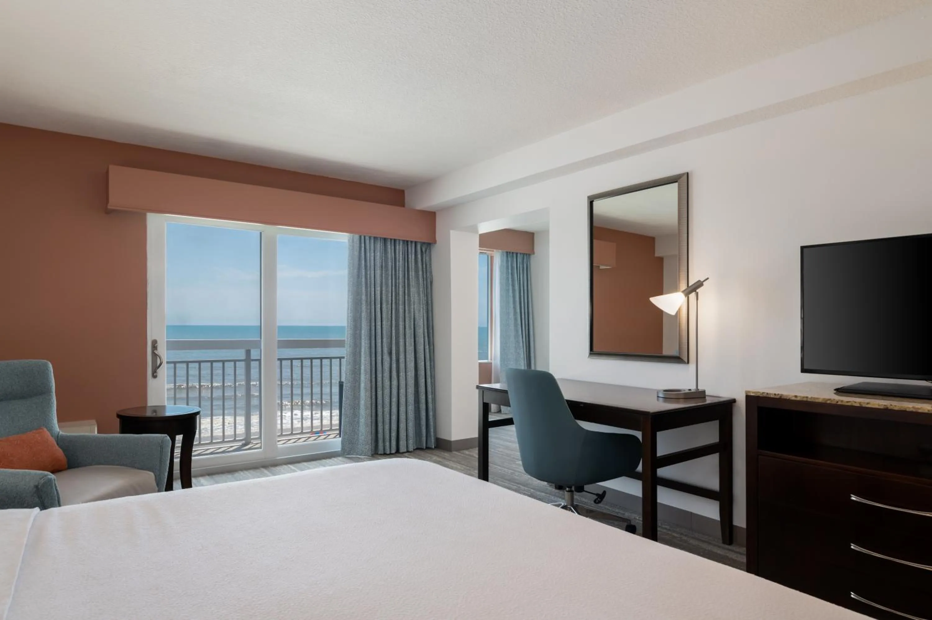 Bed in Hilton Garden Inn Daytona Beach Oceanfront