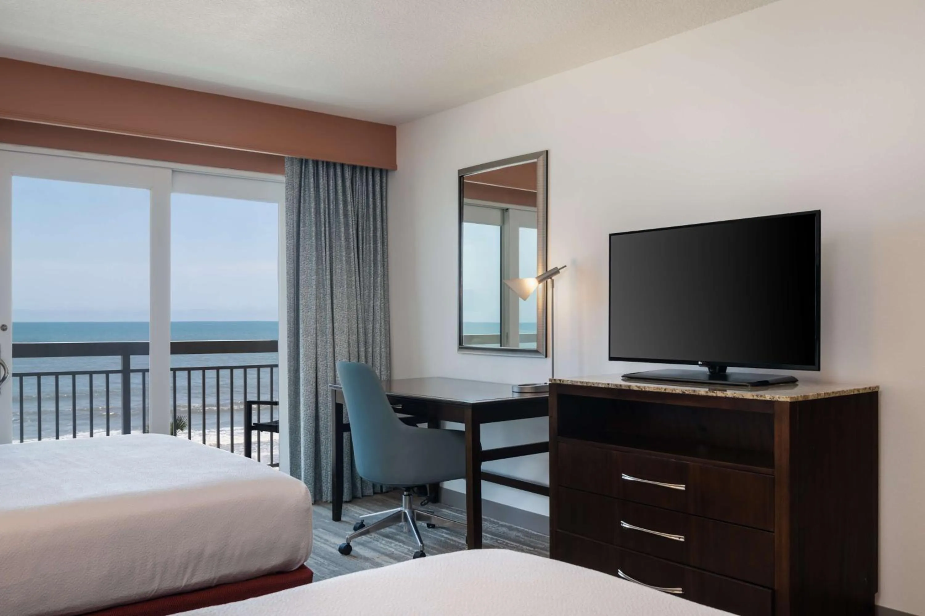 Bed in Hilton Garden Inn Daytona Beach Oceanfront