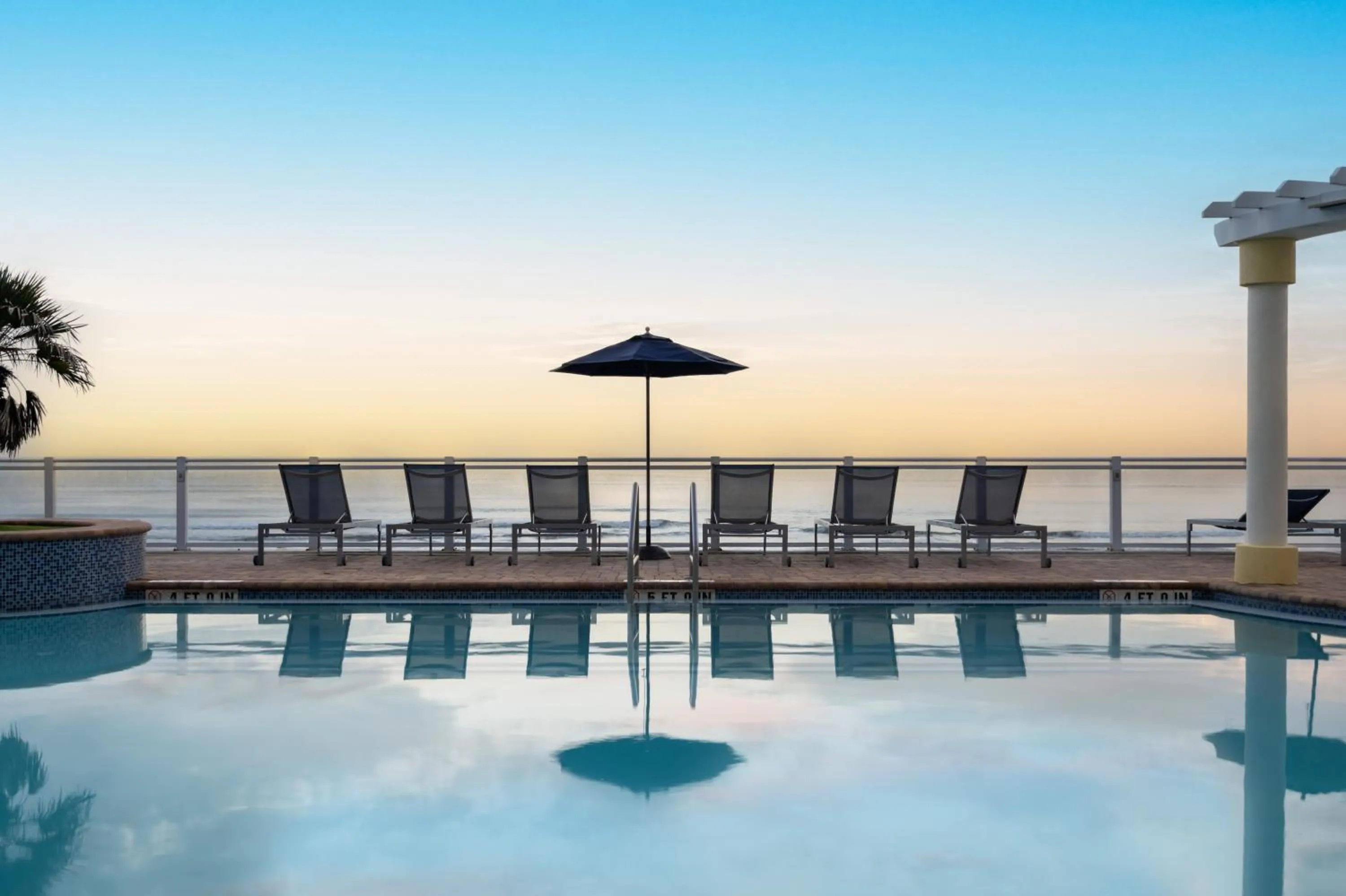 Swimming pool in Hilton Garden Inn Daytona Beach Oceanfront