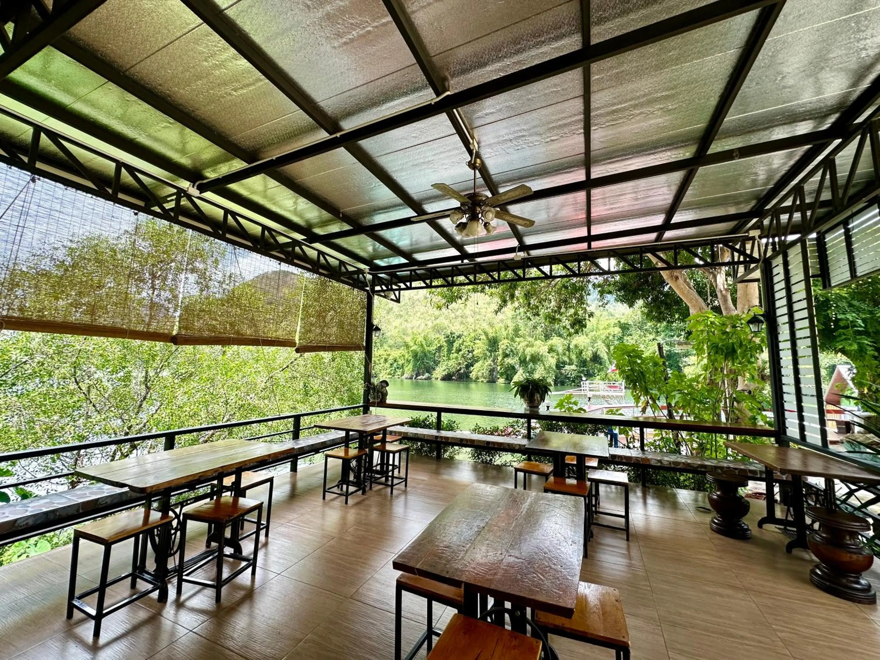 Restaurant/places to eat in ชอว์ งาทอง รีสอร์ต Chor Ngar Thong Erawan Kanchanaburi