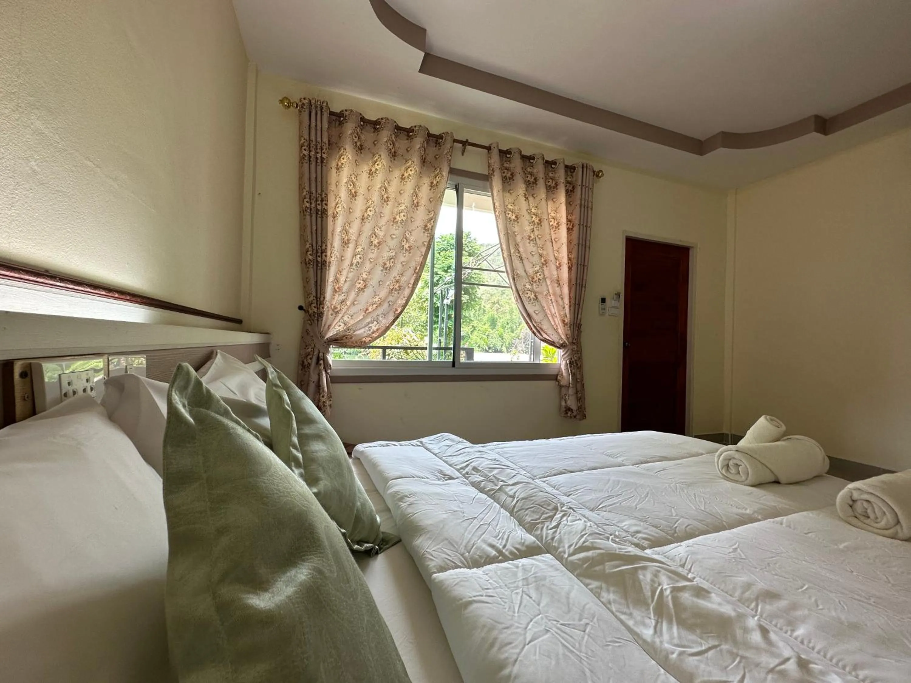 Bed in ชอว์ งาทอง รีสอร์ต Chor Ngar Thong Erawan Kanchanaburi