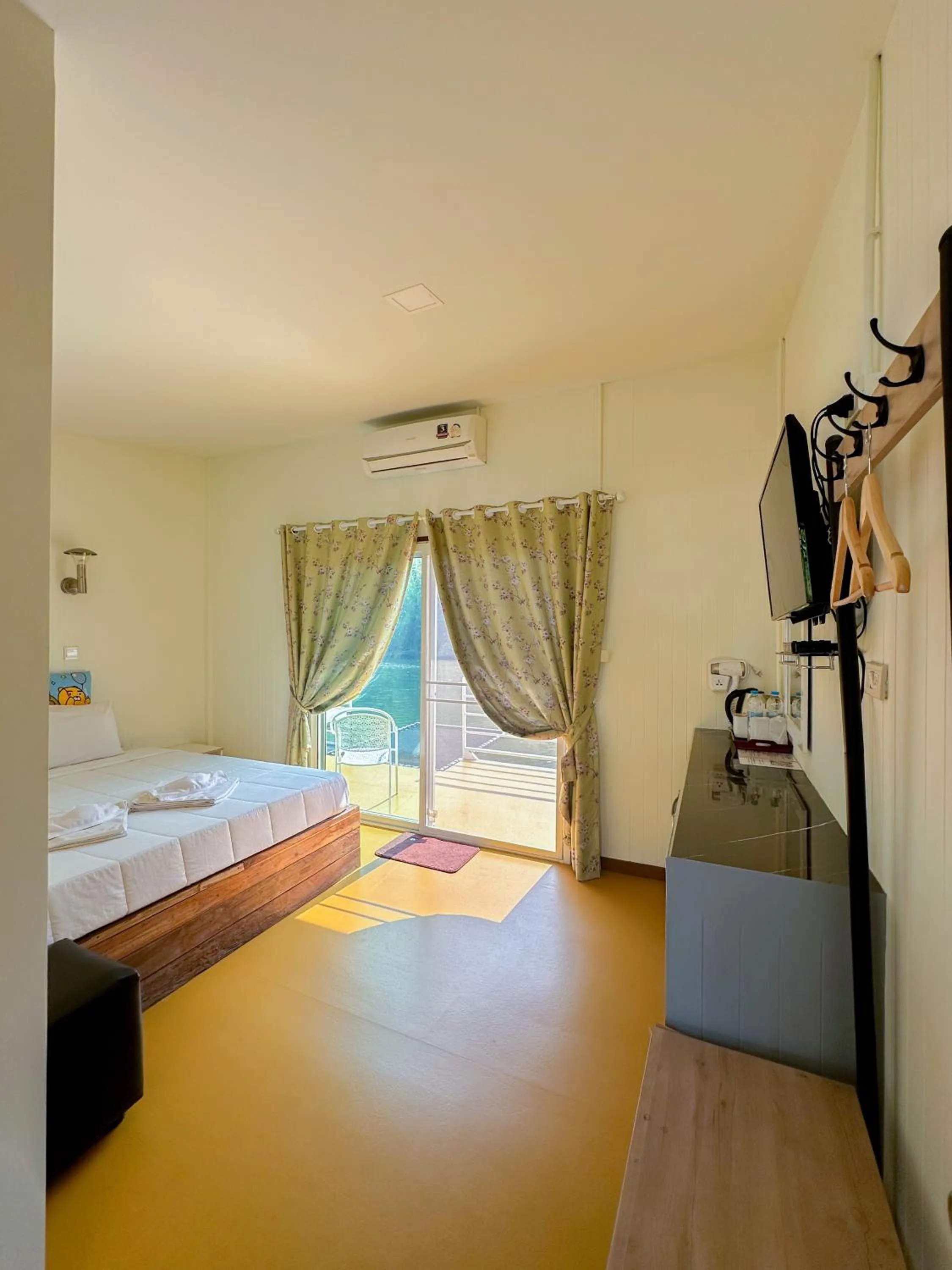 Bed in ชอว์ งาทอง รีสอร์ต Chor Ngar Thong Erawan Kanchanaburi