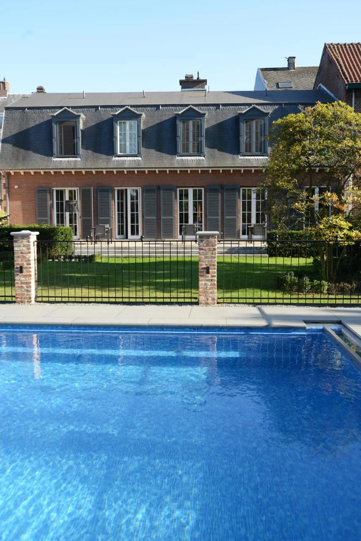 Swimming pool in Notarishuis Beveren B&B