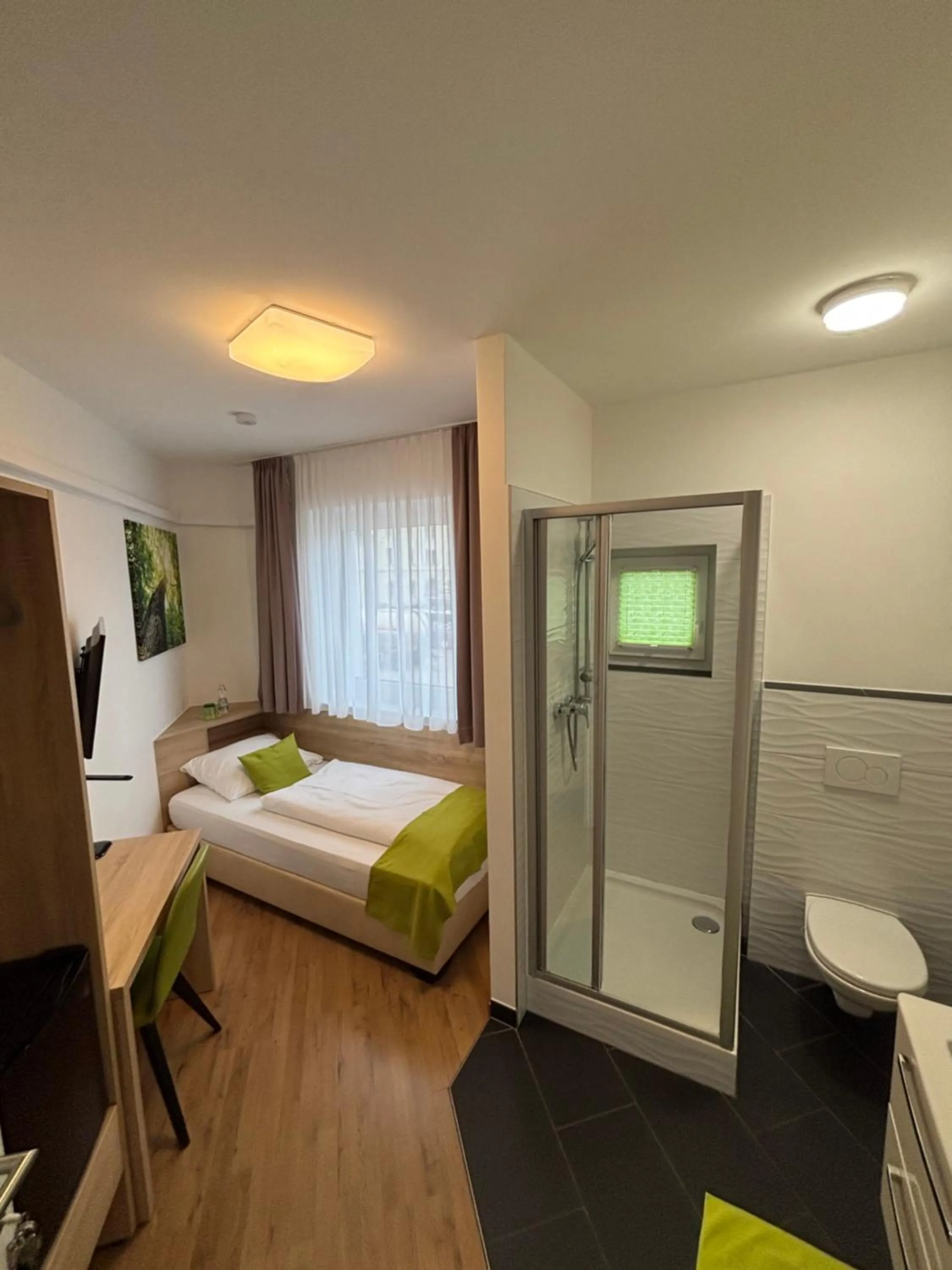 Shower, Bed in Hotel Garni Ilys Inn