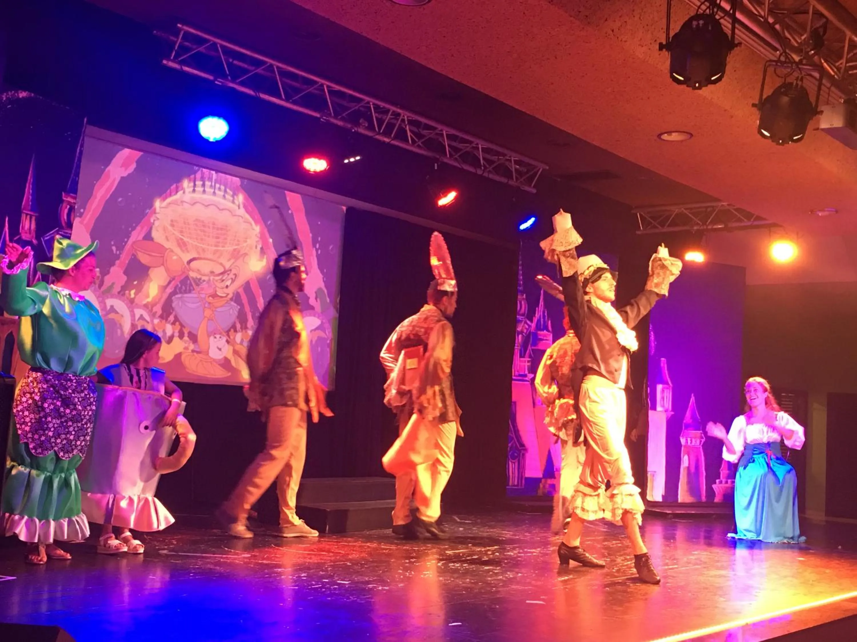 Evening entertainment in Hotel Club Cala Romani