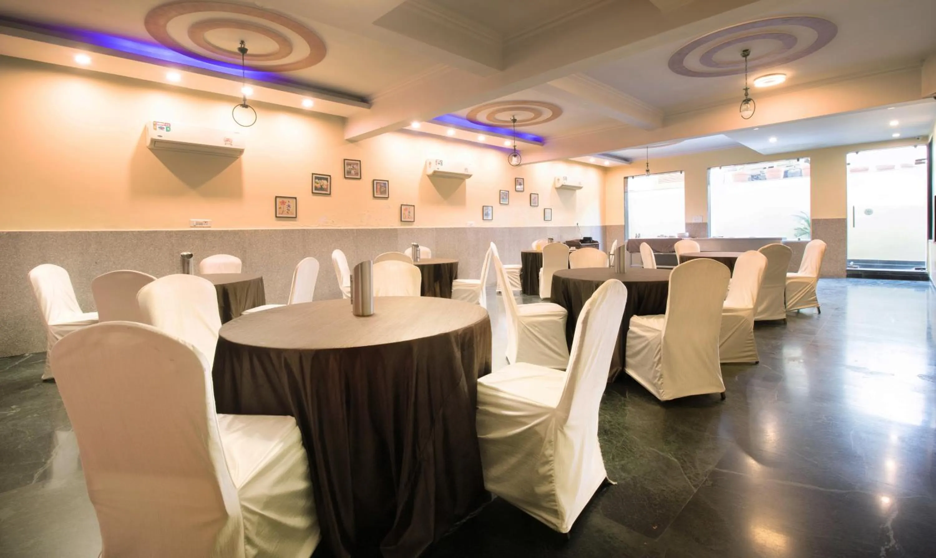 Restaurant/places to eat in Treebo The Anchorage Malviya Nagar