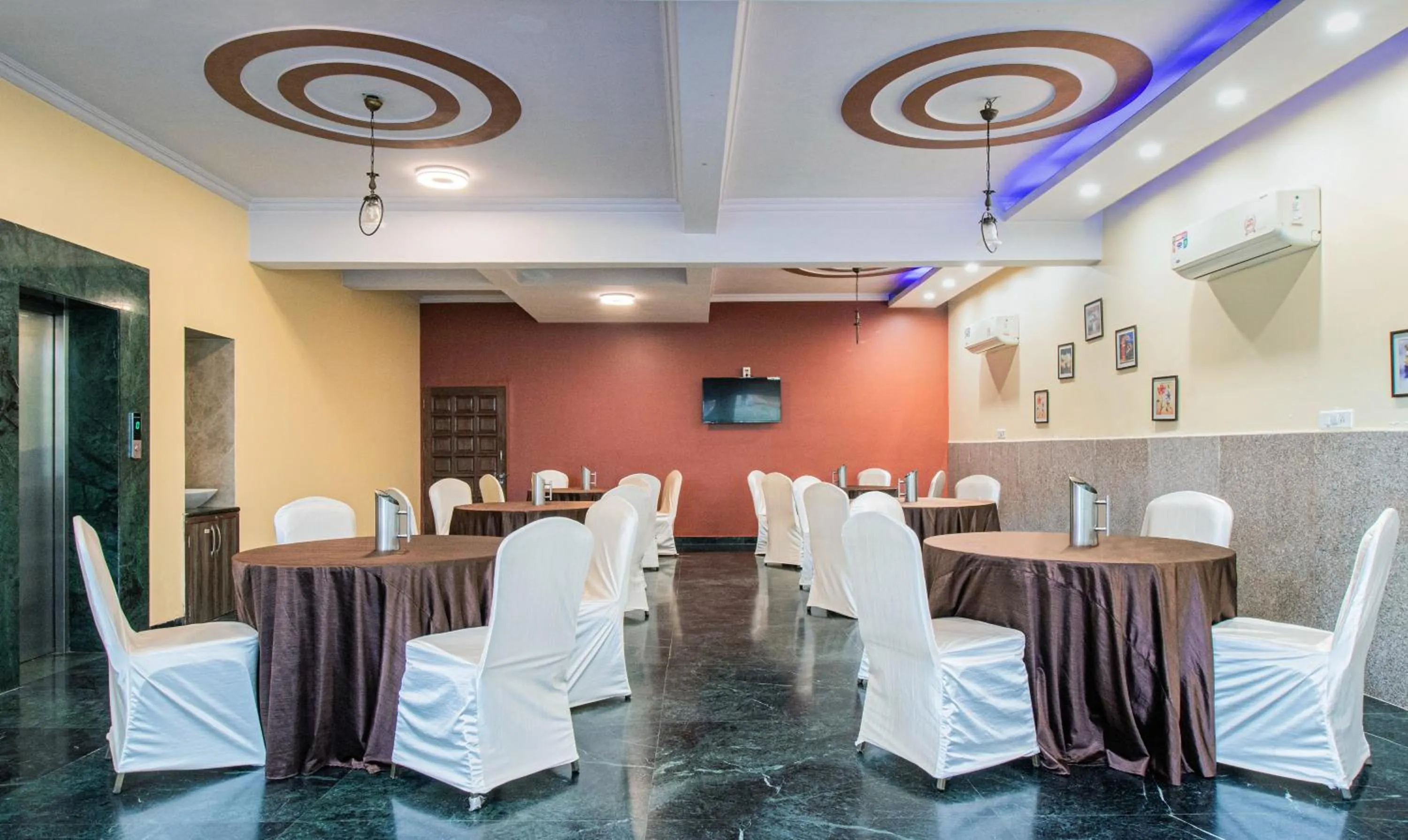 Restaurant/places to eat in Treebo The Anchorage Malviya Nagar