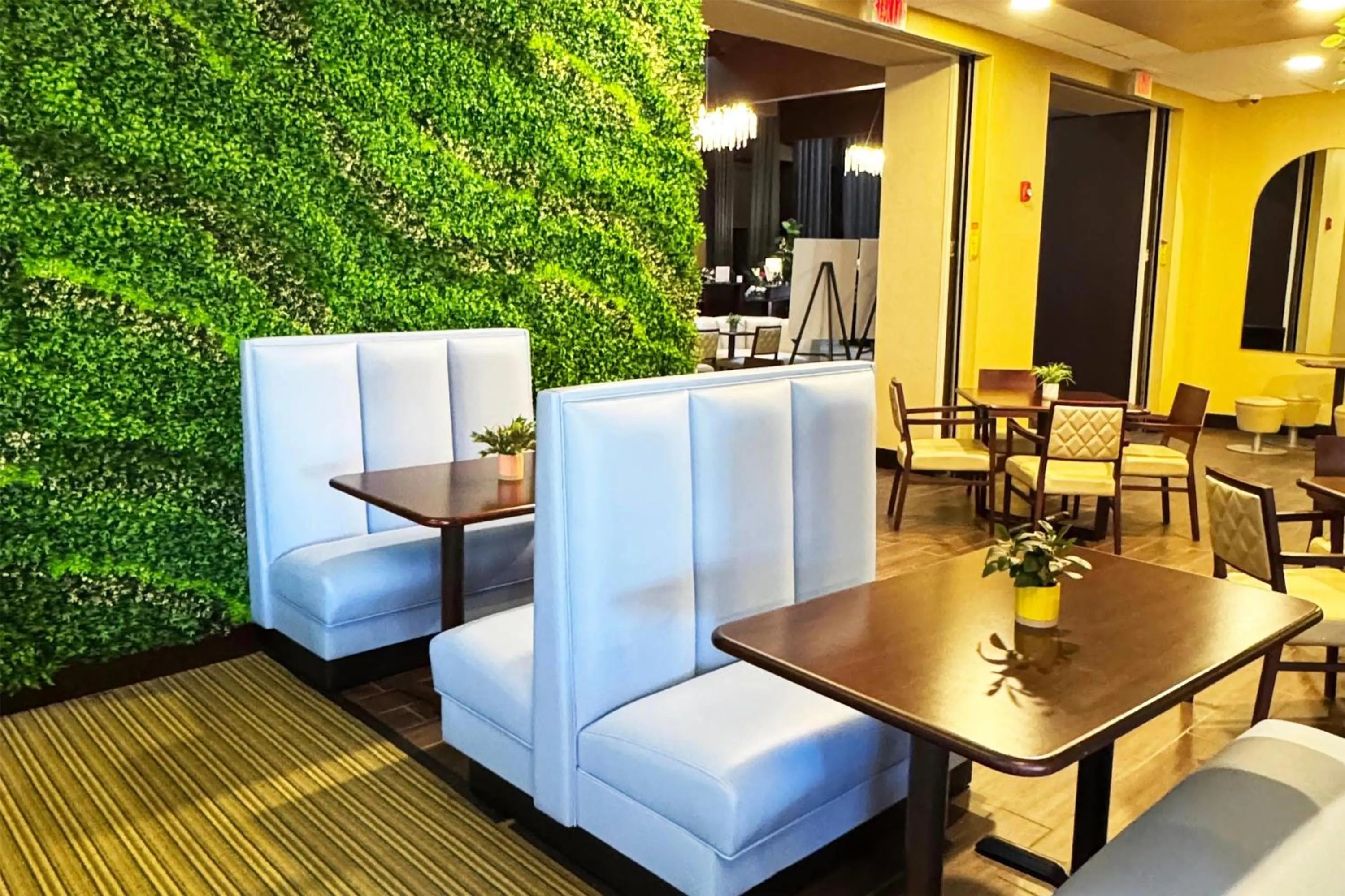 Restaurant/places to eat in Hotel Gurnee