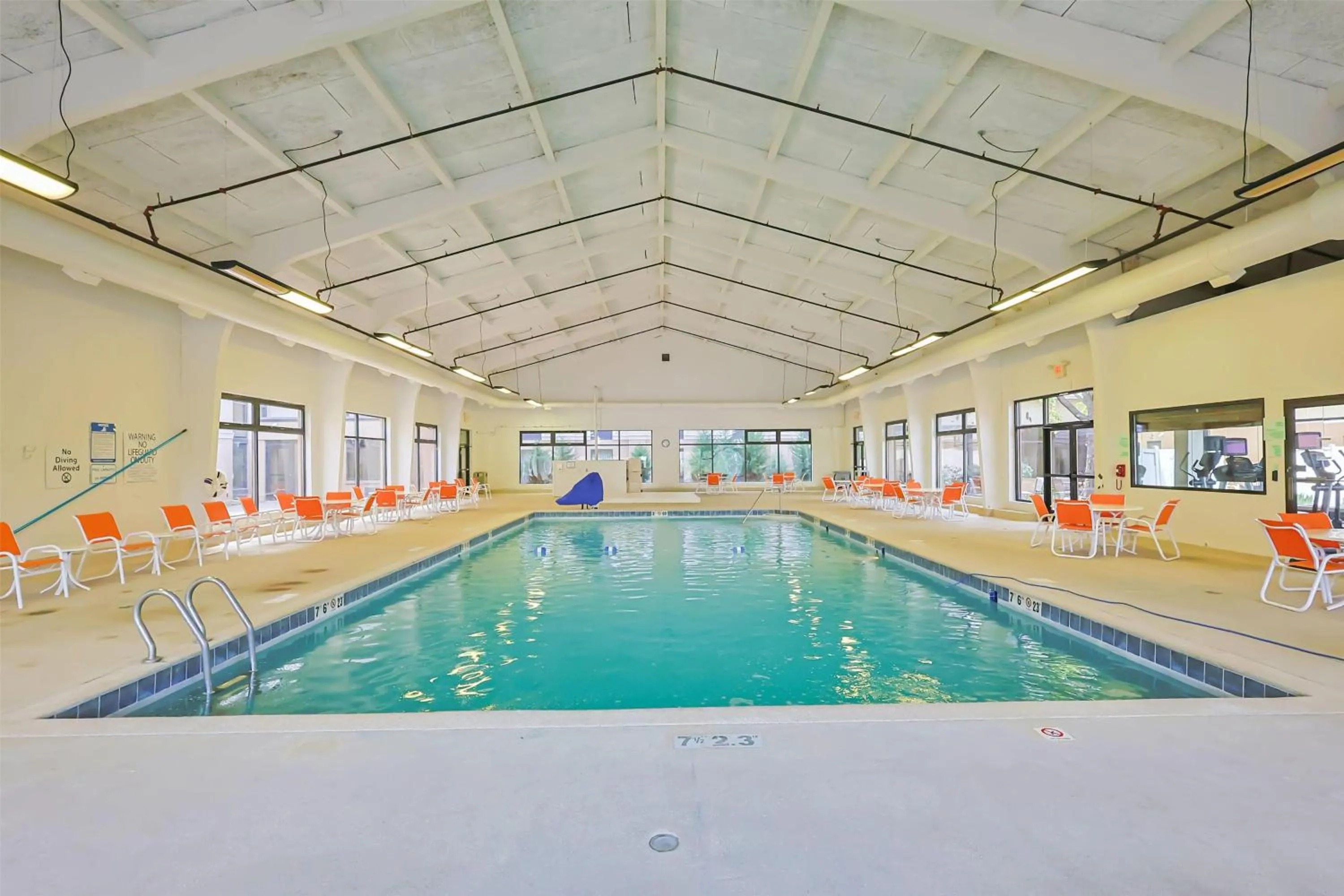 Swimming pool in Hotel Gurnee