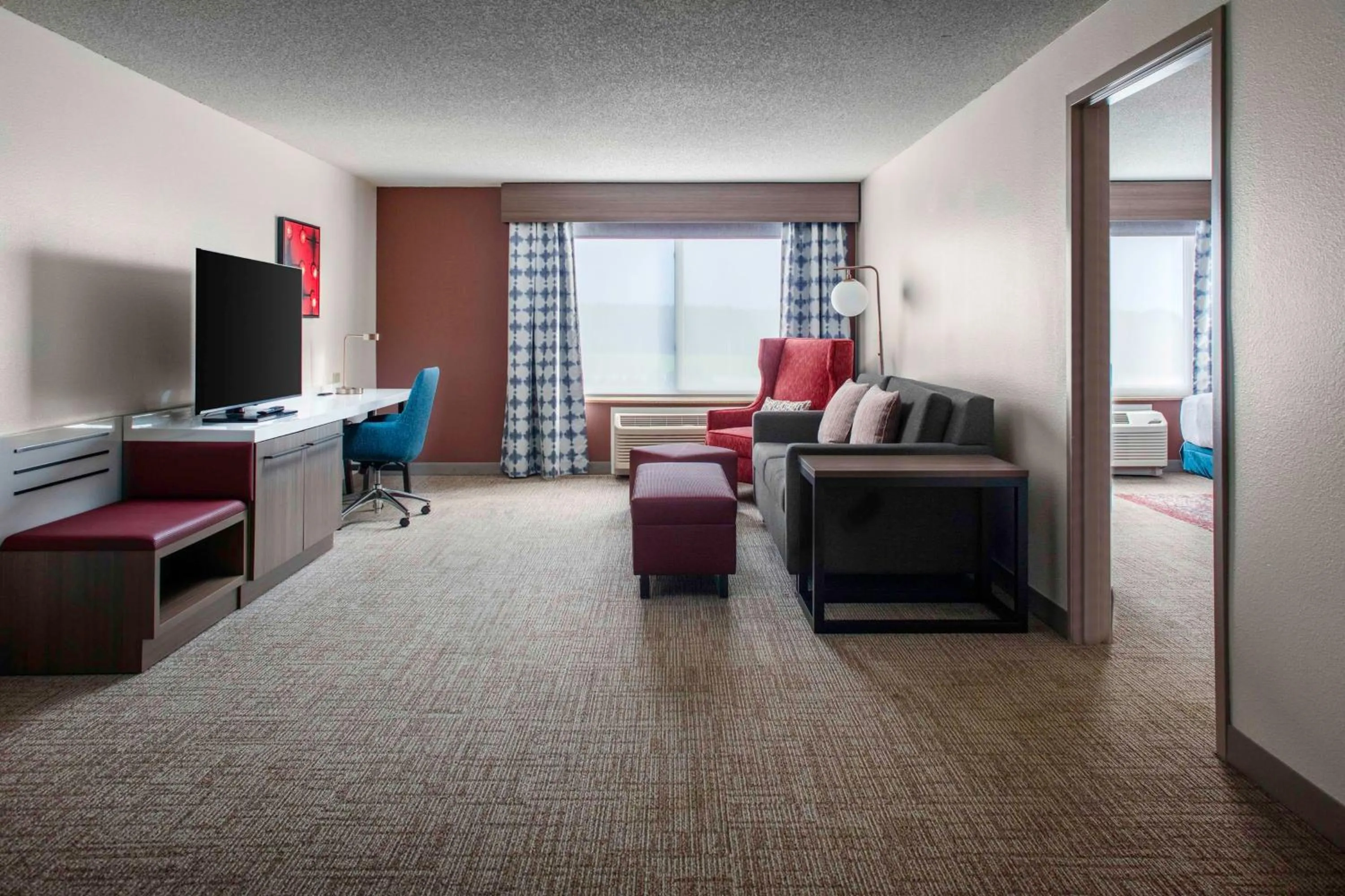 Living room, Bed in Hilton Garden Inn Roanoke Rapids