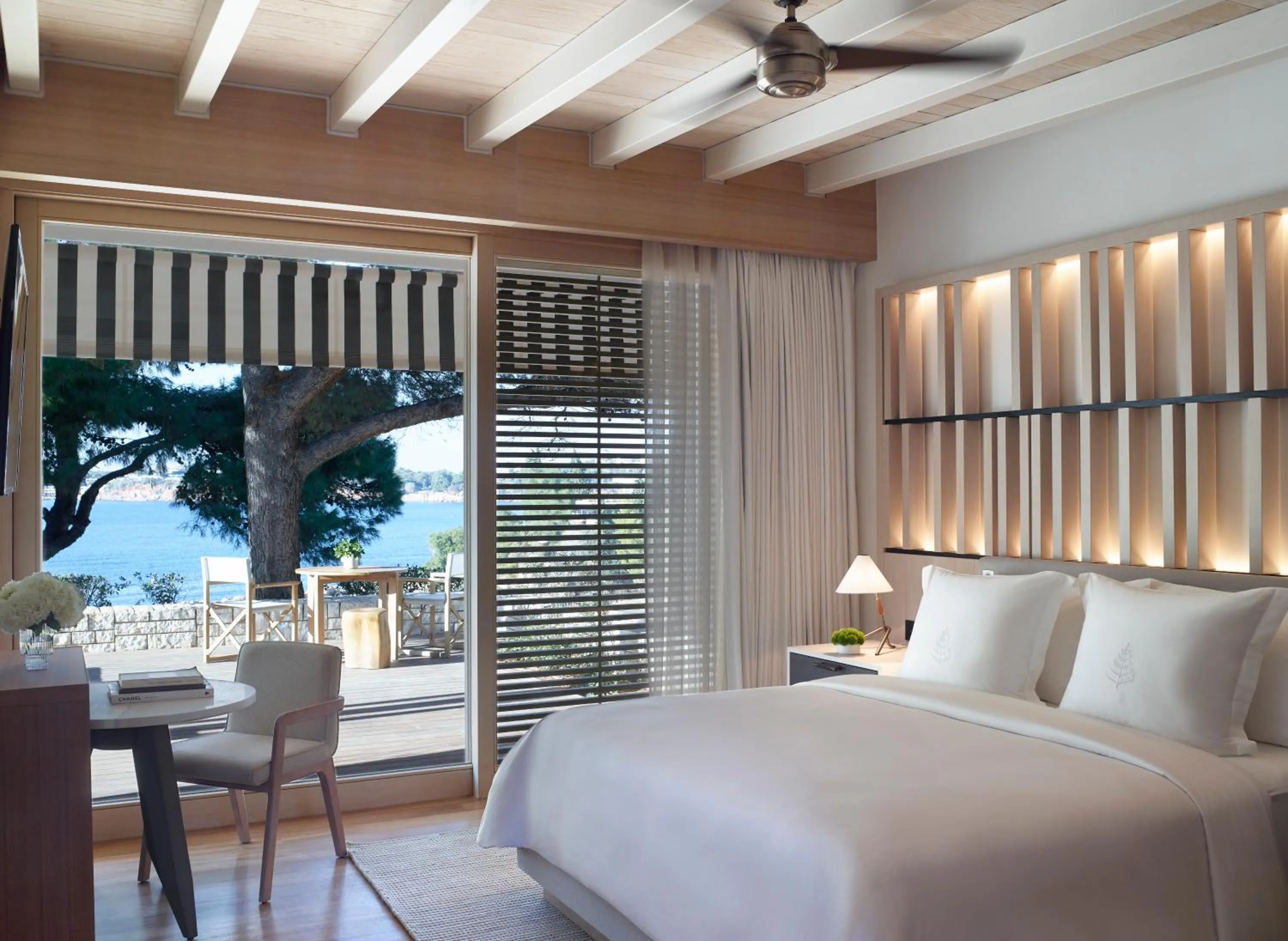 Balcony/Terrace, Bed in Four Seasons Astir Palace Hotel Athens