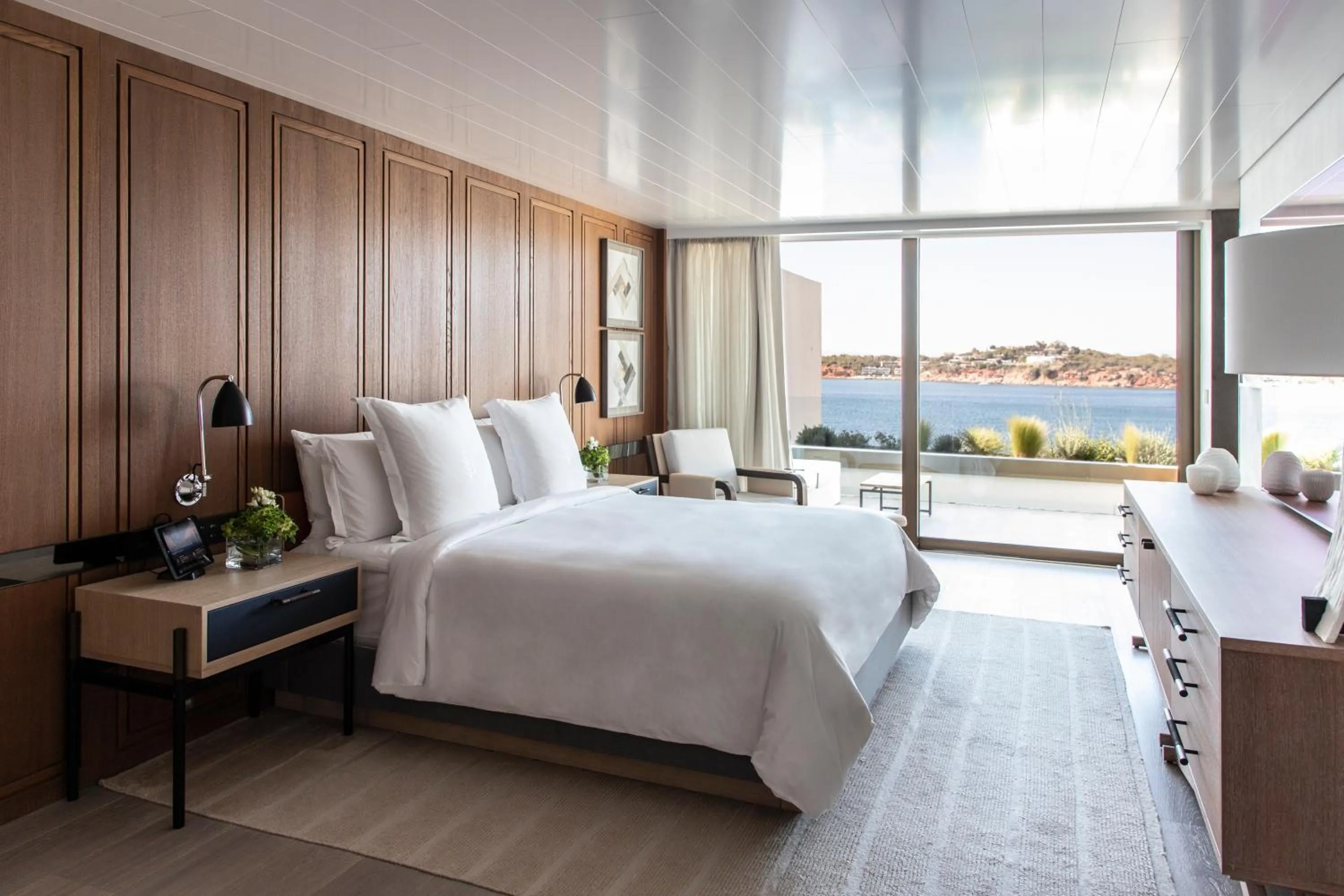 Bed in Four Seasons Astir Palace Hotel Athens