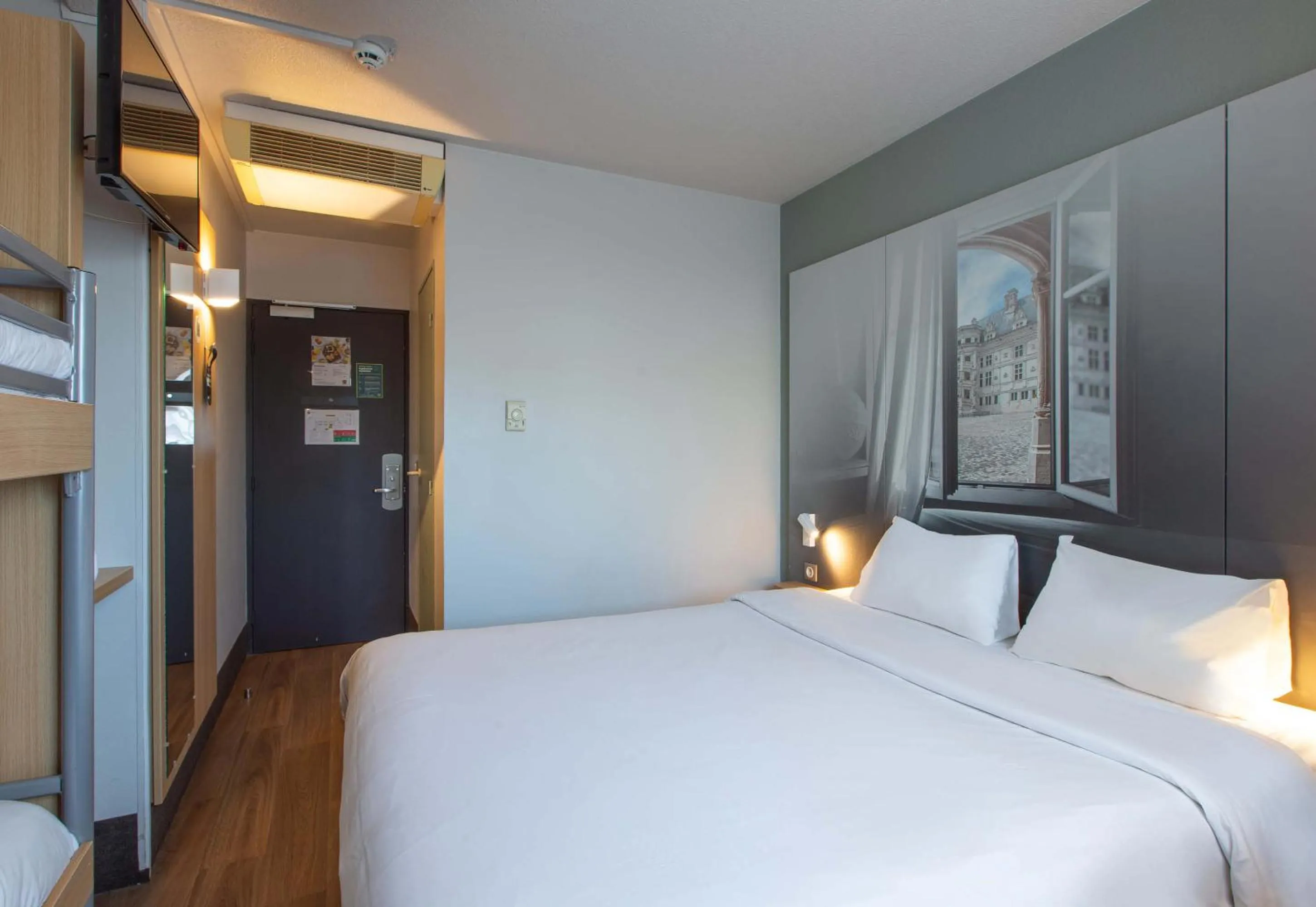 Bedroom, Bed in B&B HOTEL Blois Sud Vineuil