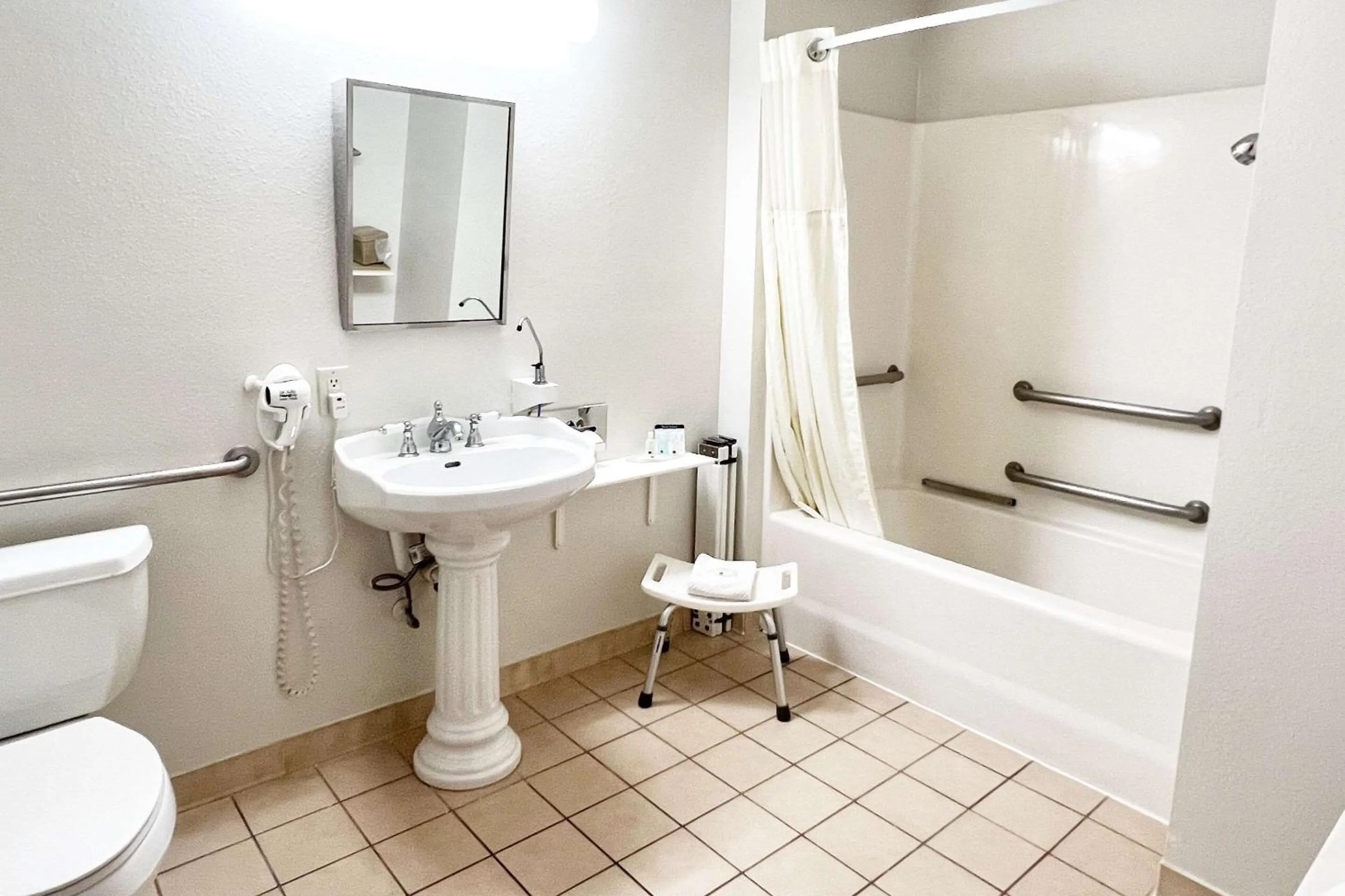 Bedroom in Quality Inn Gainesville I-75