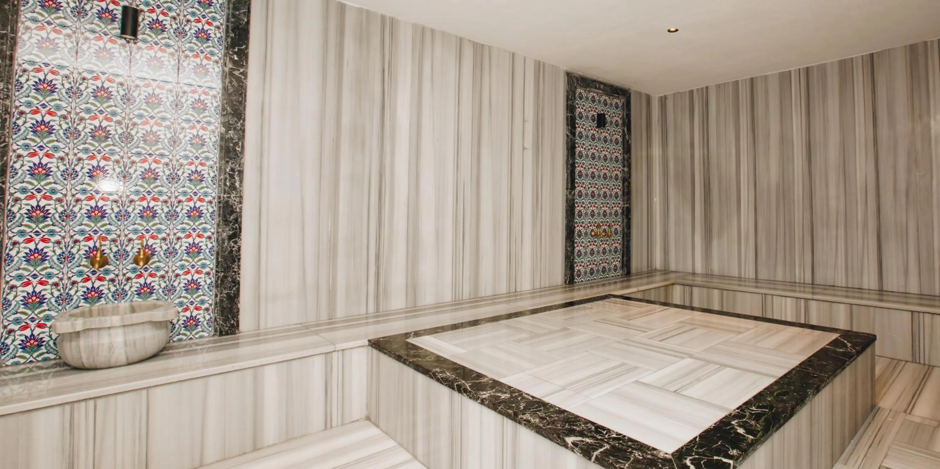 Public Bath in Double Bond Hotel Spa